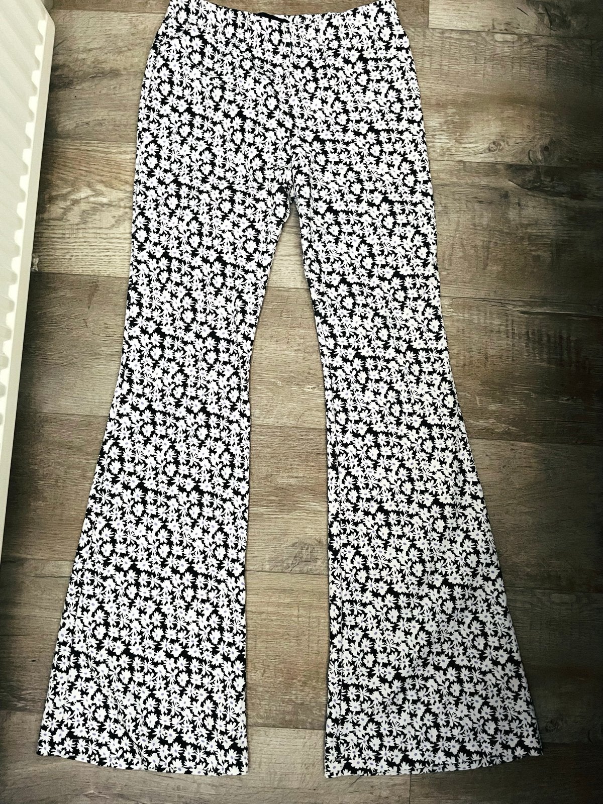 GUTS & GUSTO flared broek met bloemenprint, Kleding | Dames, Maat 38/40 (M), Zwart, Ophalen of Verzenden, Lang