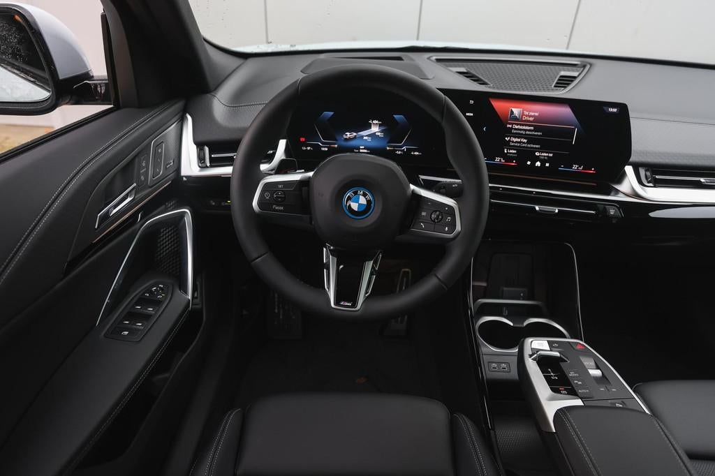 BMW iX2 eDrive20 High Executive M Sport / Panoramadak / Trek, Auto's, BMW, 478 km, IX2, Met garantie (alle), 24 min