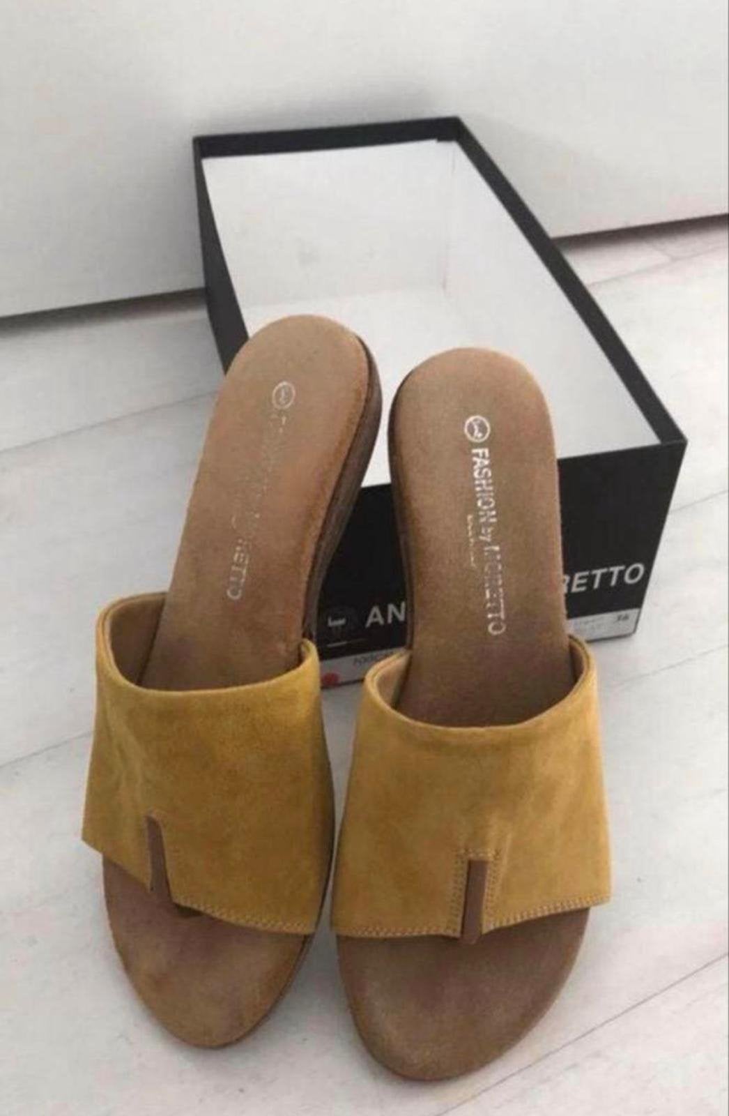 Antonio Moretto suède slippers zga nieuw Maat 37, Kleding | Dames, Schoenen, Geel, Zo goed als nieuw, Ophalen, Slippers