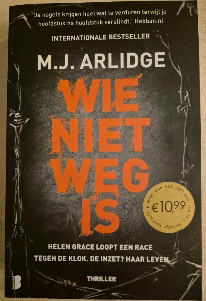 Wie niet weg is - M.J. Arlidge, Ophalen of Verzenden, Zo goed als nieuw, M.J. Arlidge