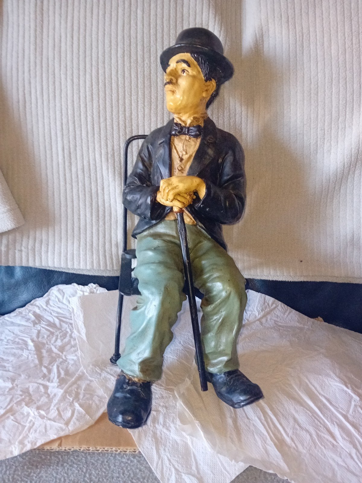 MOOI BEELD VAN CHARLY CHAPLIN OP EEN STOEL, Ophalen of Verzenden, Zo goed als nieuw, Mens