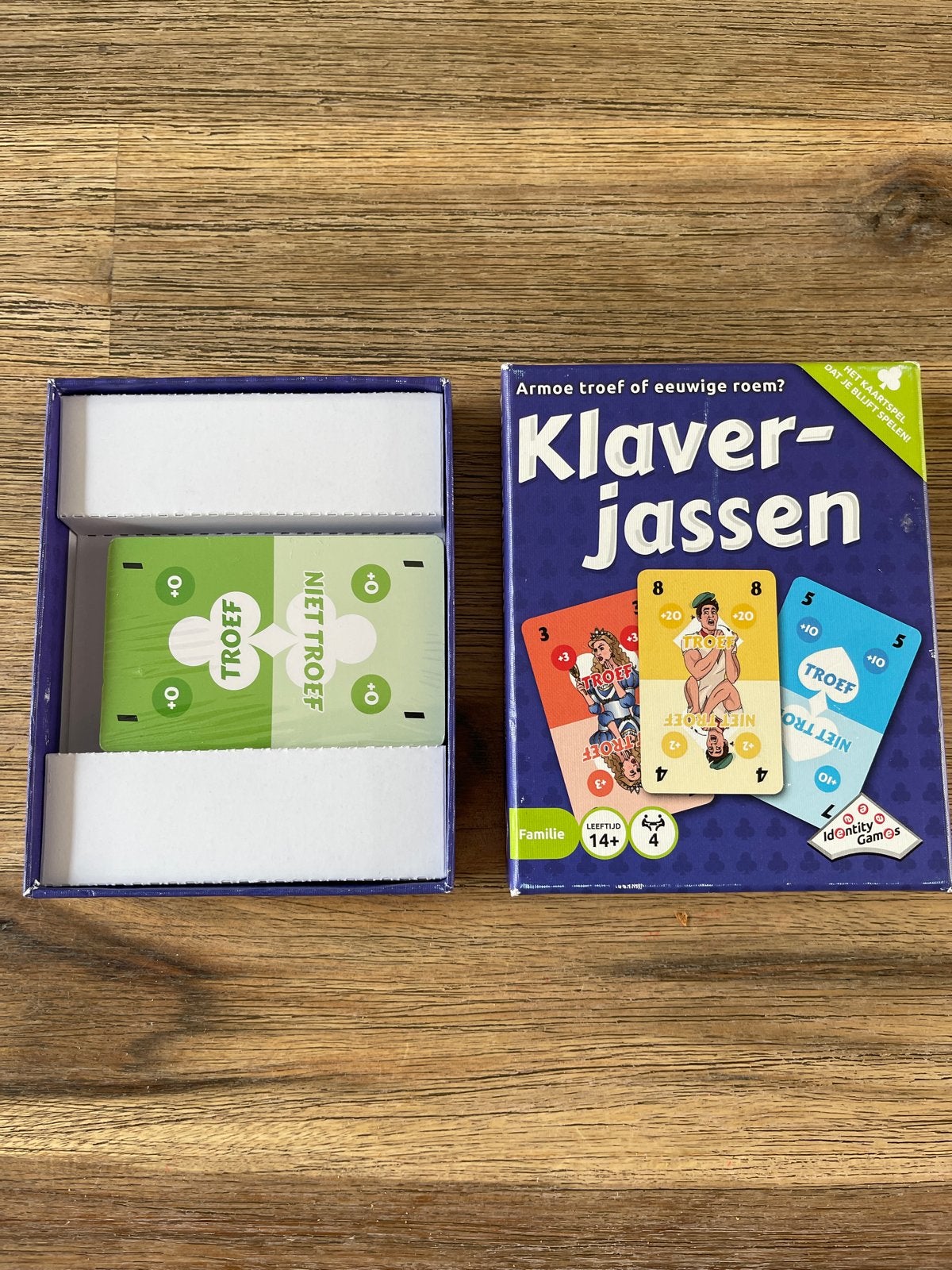 Klaverjassen kaartspel - Armoe troef of eeuwige roem?, Drie of vier spelers, Ophalen of Verzenden, Nieuw
