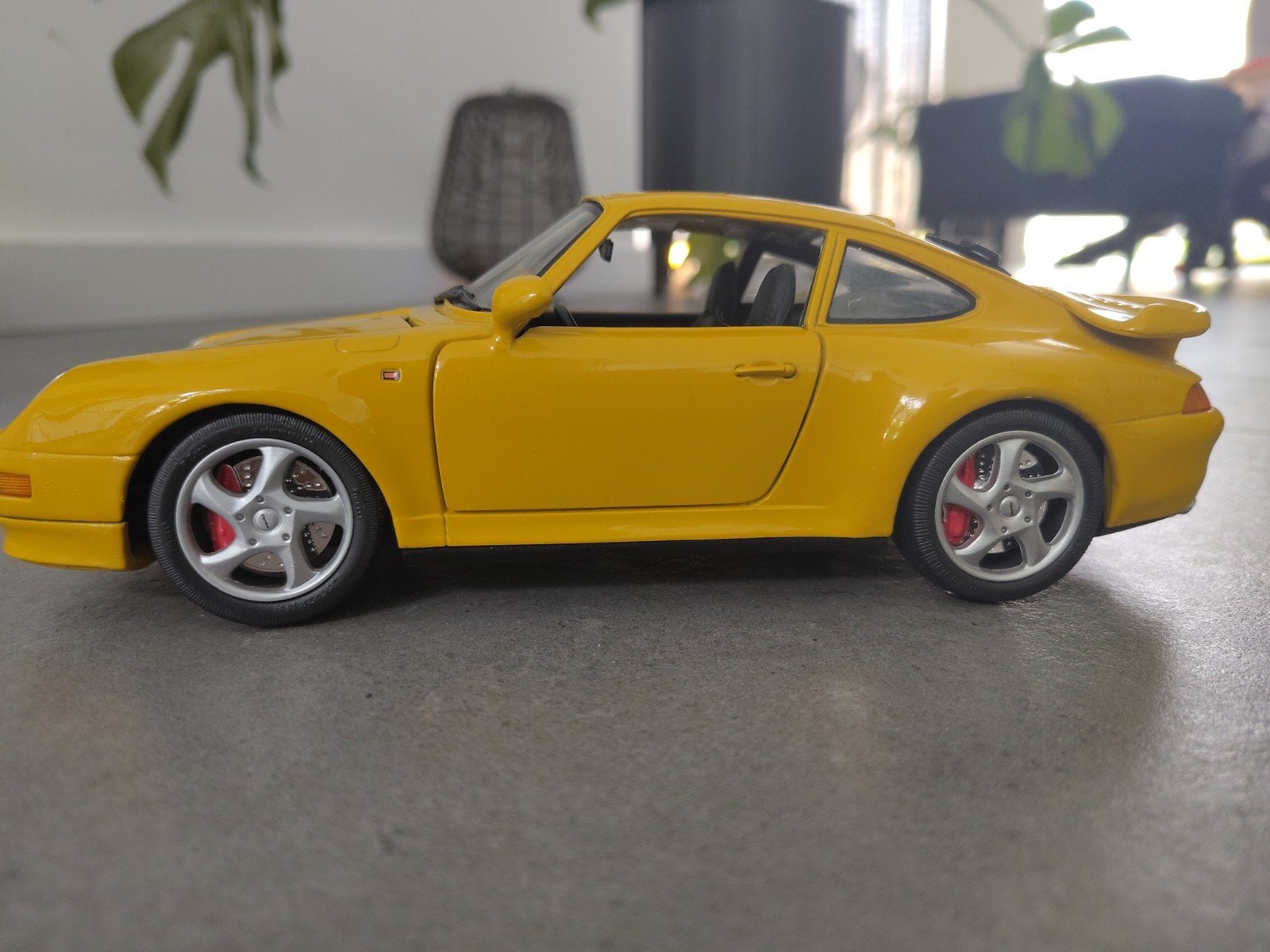 Gele Porsche 911 Modelauto - Gedetailleerd schaalmodel, Ophalen of Verzenden, Zo goed als nieuw, Auto, Overige merken
