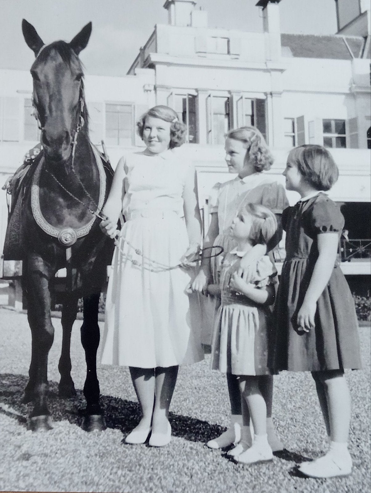 Beatrix met zusjes en paard, Ophalen of Verzenden, Voor 1940, Zo goed als nieuw