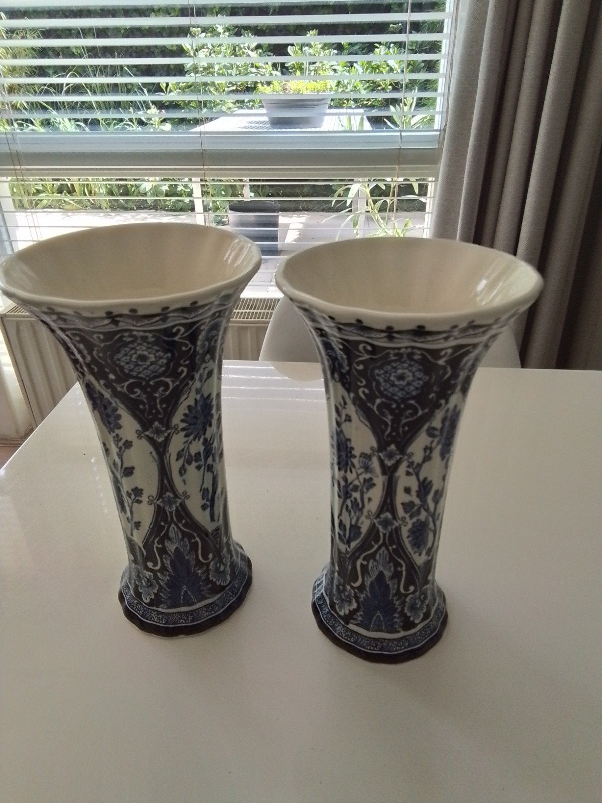 Set van 2 Delfts blauwe vazen, handbeschilderd, Antiek en Kunst, Ophalen of Verzenden