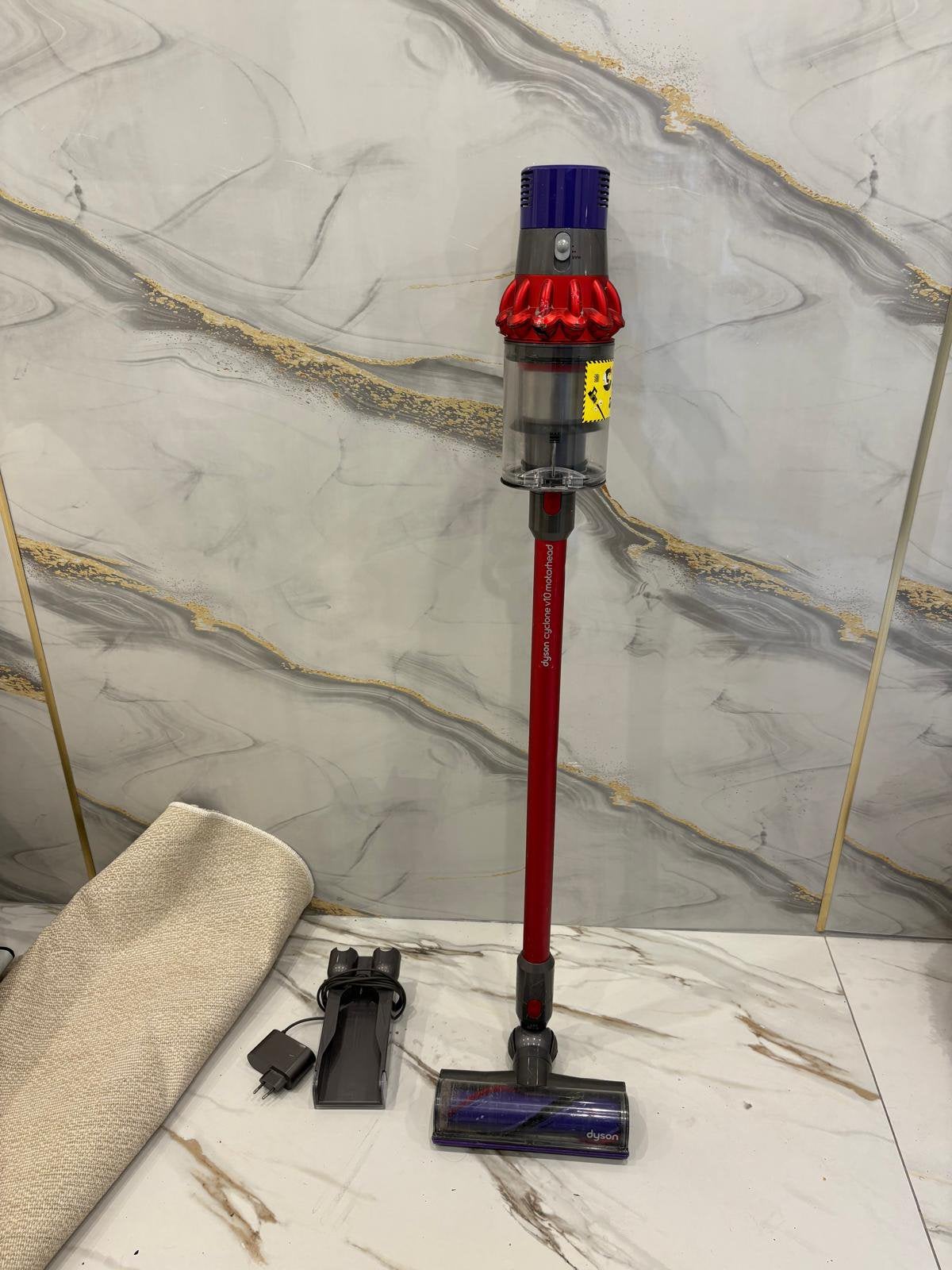 Dyson Cyclone v10 motorhead, Witgoed en Apparatuur, Zo goed als nieuw, Dyson, Steelstofzuiger, Oplaadstation