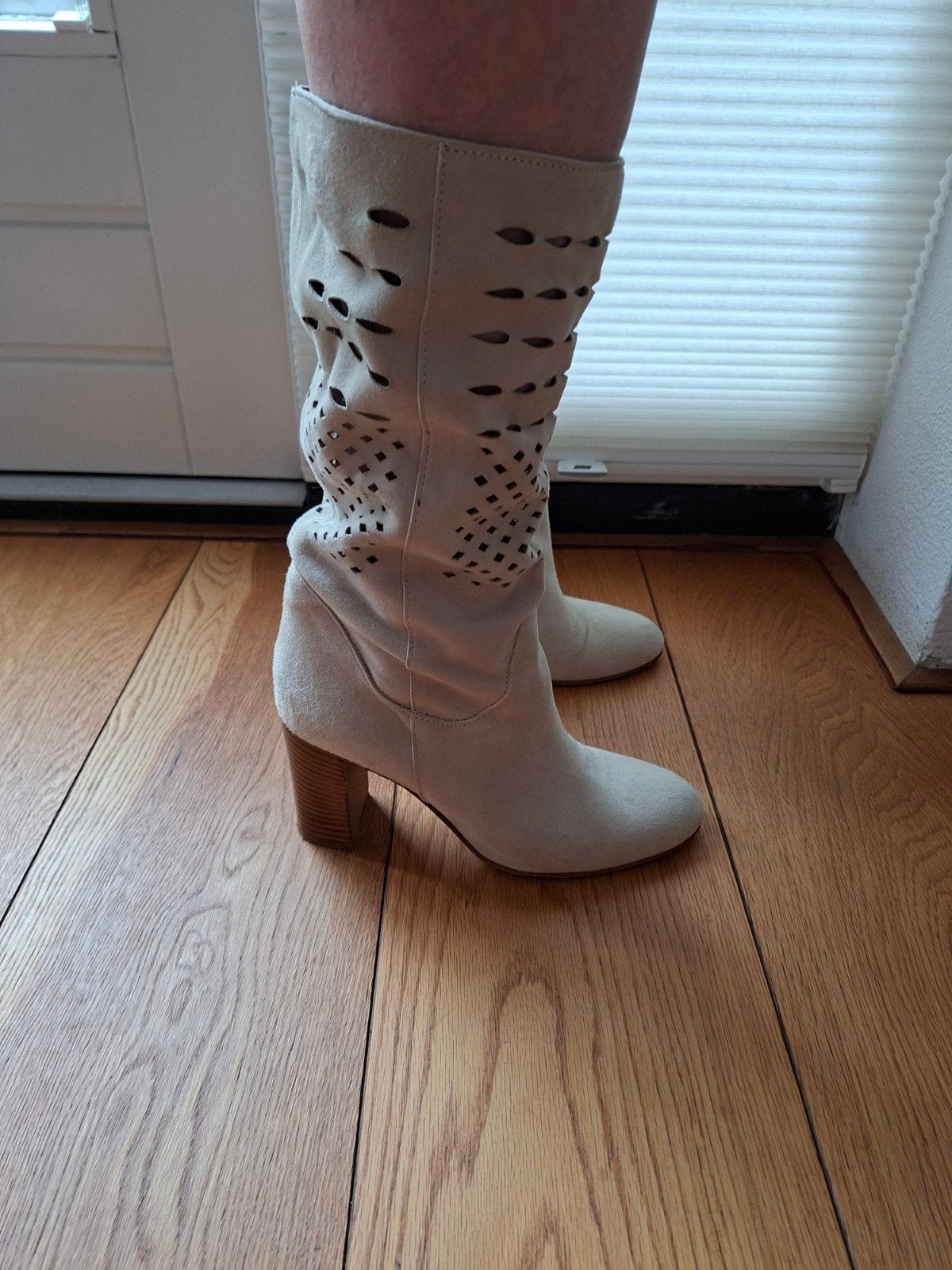 Zomerlaarsjes - Beige suède laarzen met hak, maat 38, Kleding | Dames, Schoenen, Hoge laarzen, Vero Cuoio, Beige, Ophalen of Verzenden