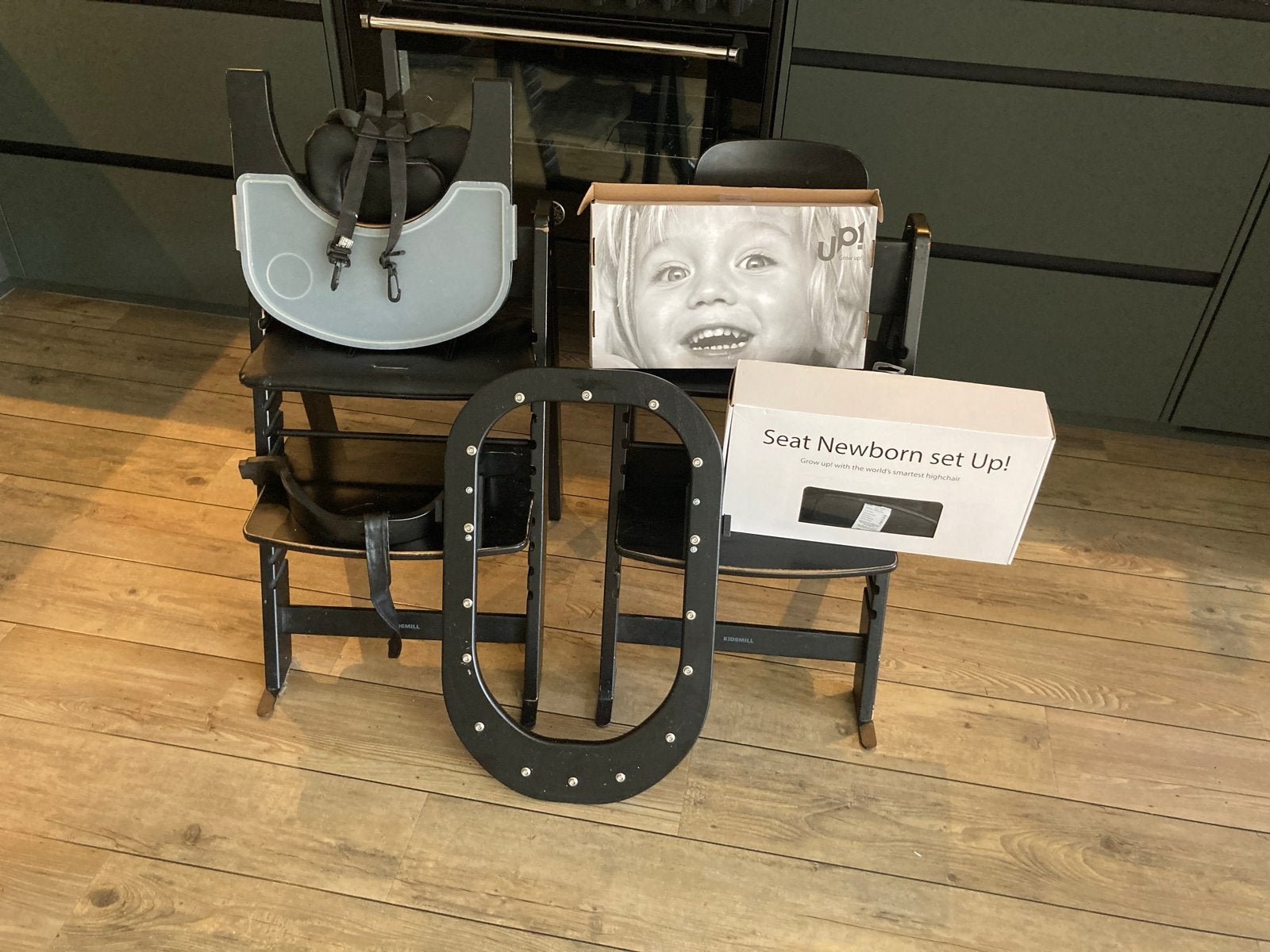 Twee kidsmill stoelen, Ophalen, Gebruikt, Meegroeistoel, Afneembaar eetblad