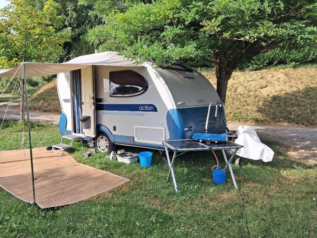 Adria Action 361 LH 2012 met mover (2026), Caravans en Kamperen, Standaardzit, Tot en met 2, Adria, 500 - 750 kg