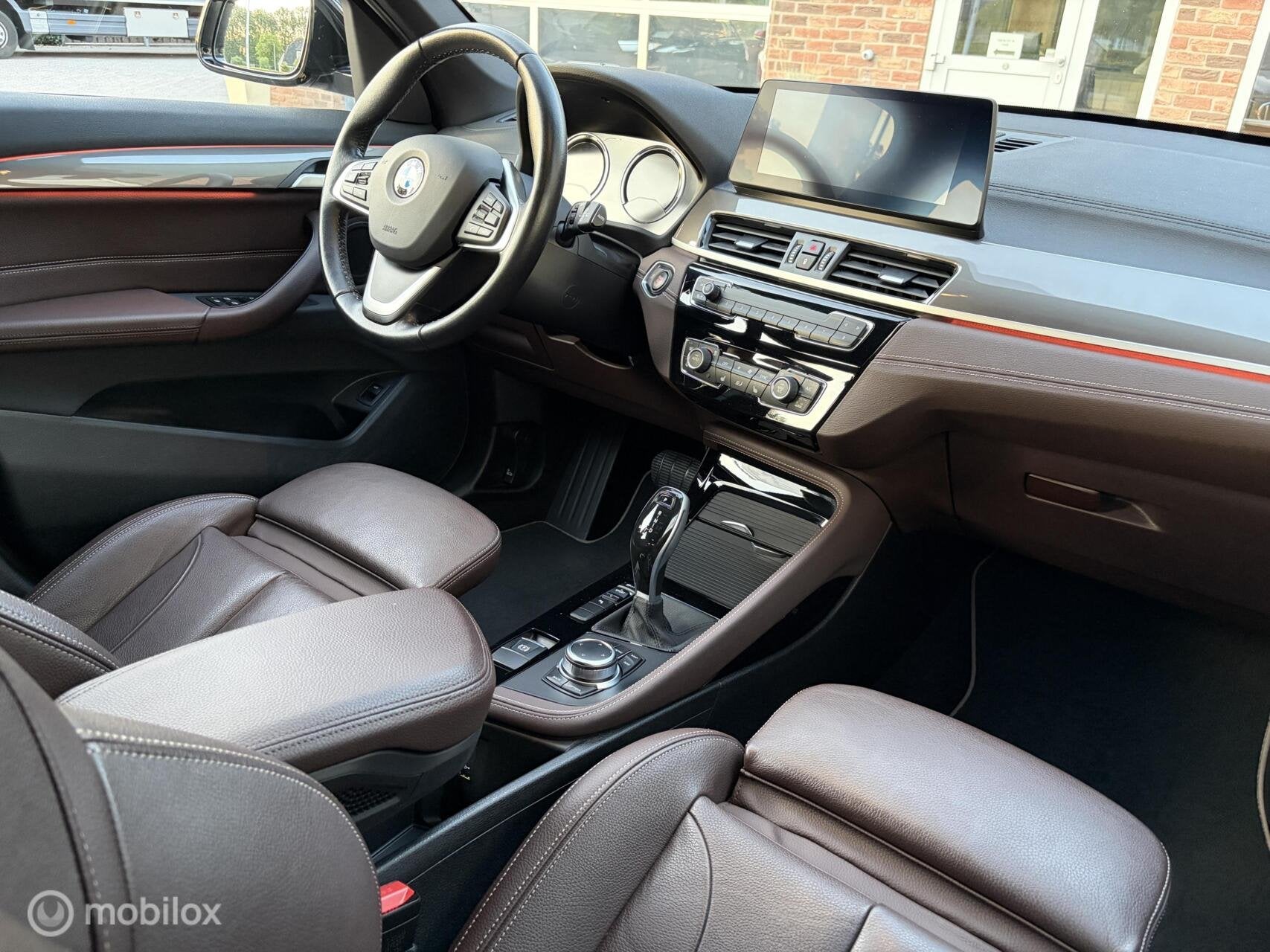 BMW X1 sDrive20i High Executive|Afneembare Trekhaak|HUD|Spor, 1998 cc, 15 km/l, Euro 6, 4 cilinders