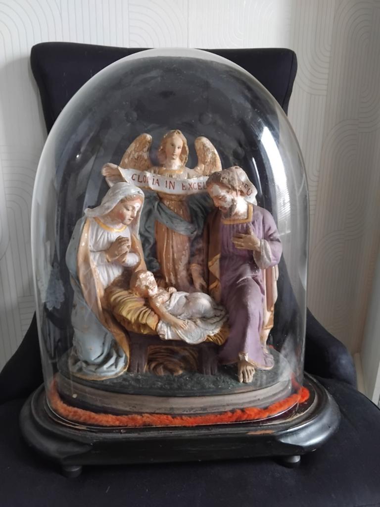 Kerststal in een glazen stolp, Ophalen