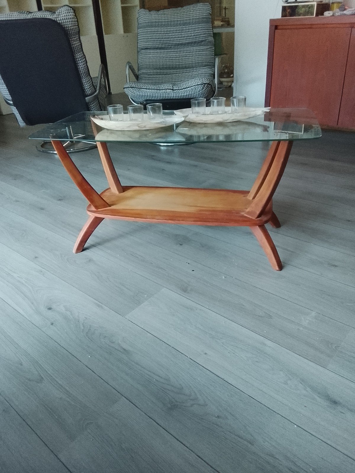 Retro glazen salontafel met houten onderstel, Huis en Inrichting, Ophalen, Gebruikt, 50 tot 100 cm, Glas