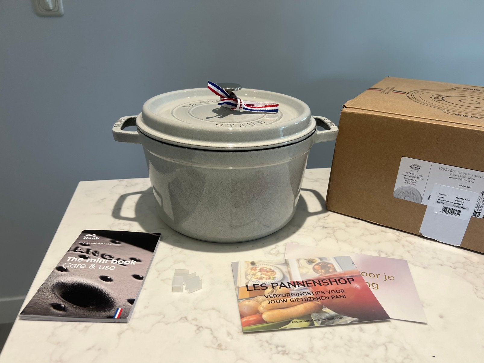 Nieuwe hoge Staub La Cocotte Truffel 24 cm, Gietijzer, Nieuw, Ophalen of Verzenden, Staub