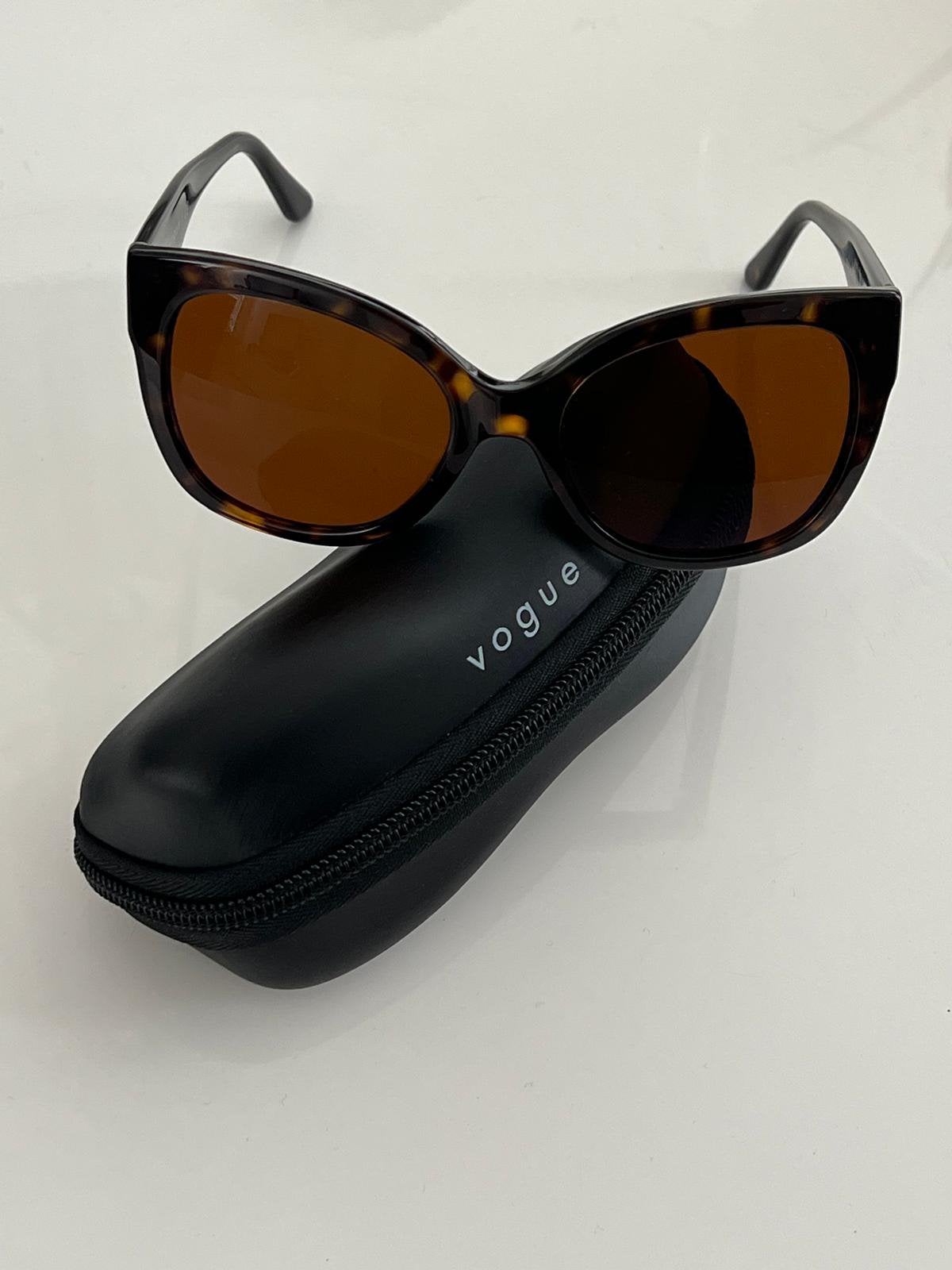 ️ Vogue Zonnebril – Stijlvol & Trendy – Met hoes, Ophalen of Verzenden, Zo goed als nieuw, Bruin, Overige merken