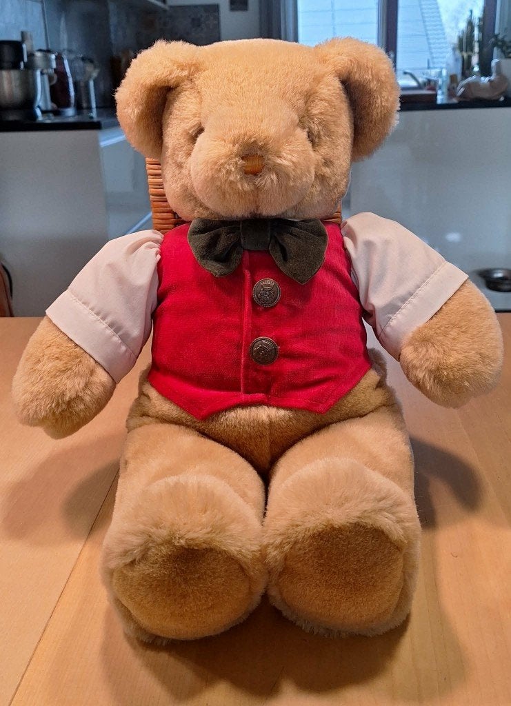 Te koop bruine knuffelbeer met gilet en strik (hoogte 35 cm), Overige merken, Overige karakters, Beer, Ophalen of Verzenden