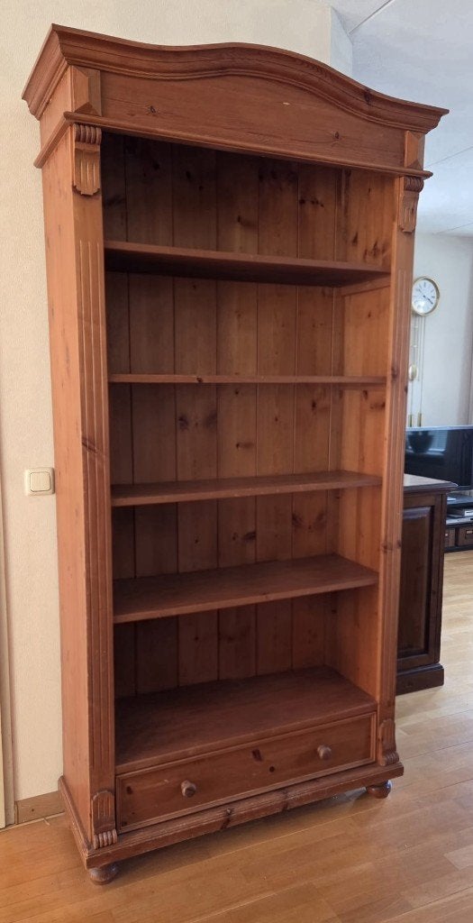 Klassieke, massief grenenhouten boekenkast