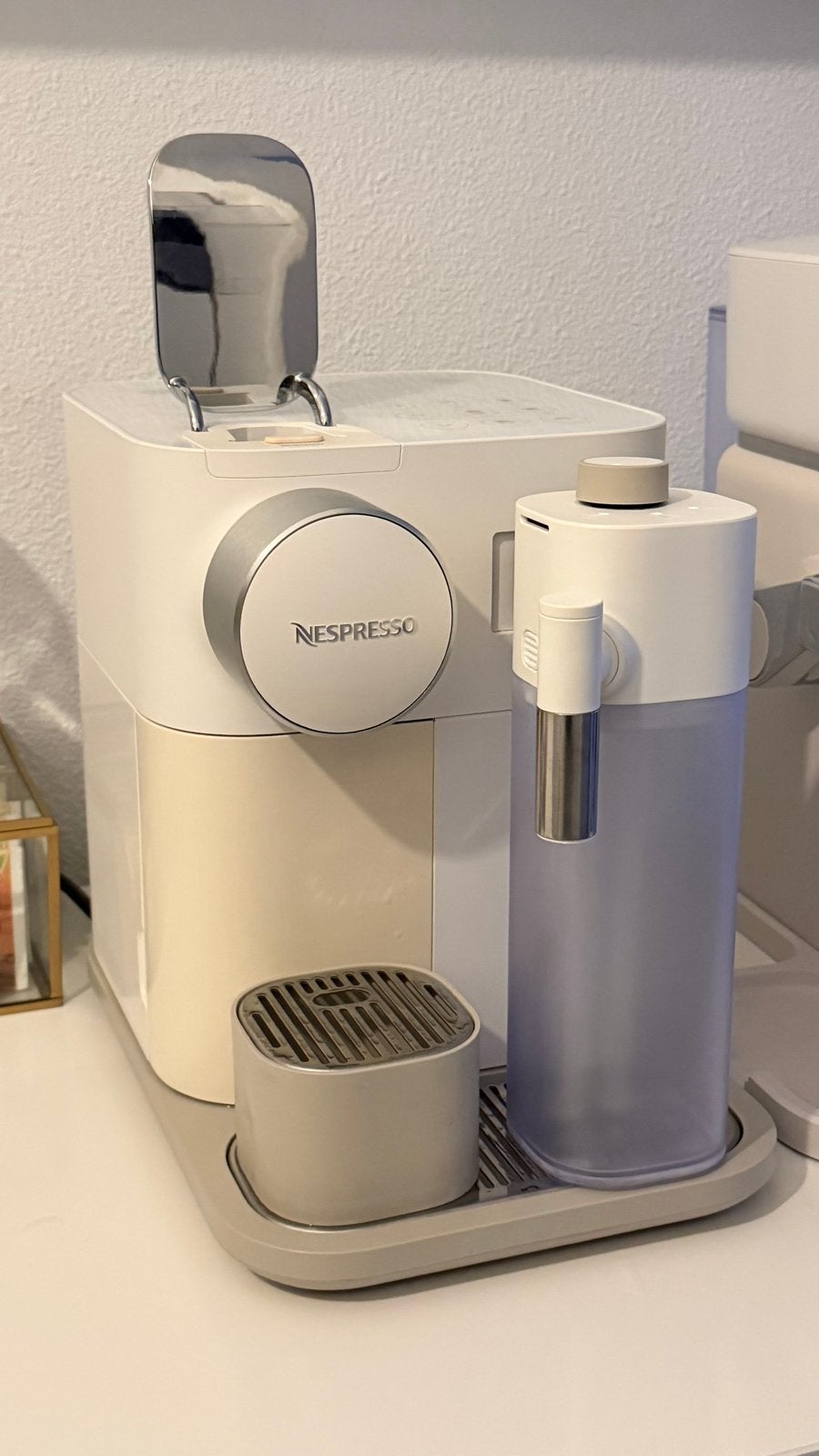 De'Longhi Nespresso Gran Lattissima Koffieapparaat, Ophalen, Gebruikt, Koffiemachine, Koffiepads en cups