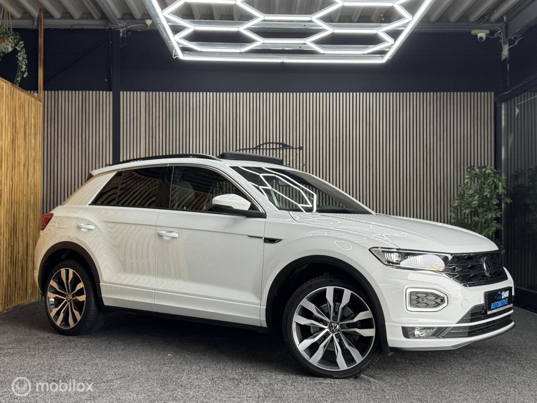 Volkswagen T-Roc 1.5 TSI R-line |Pano|Led|Cam|Beats|Acc|Side, Auto's, Volkswagen, Zwart, 4 cilinders, 150 pk, Wit