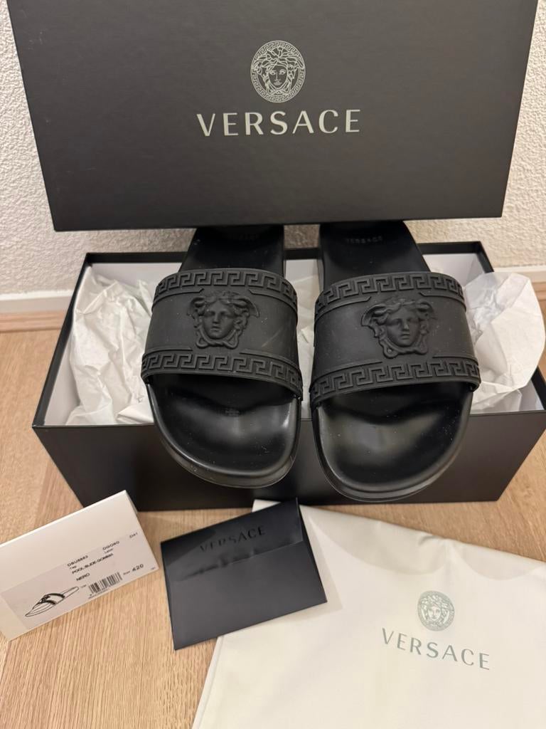 Versace Palazzo Slippers – Maat 42 – Zwart, Kleding | Heren, Schoenen, Zo goed als nieuw, Slippers, Zwart, Ophalen of Verzenden