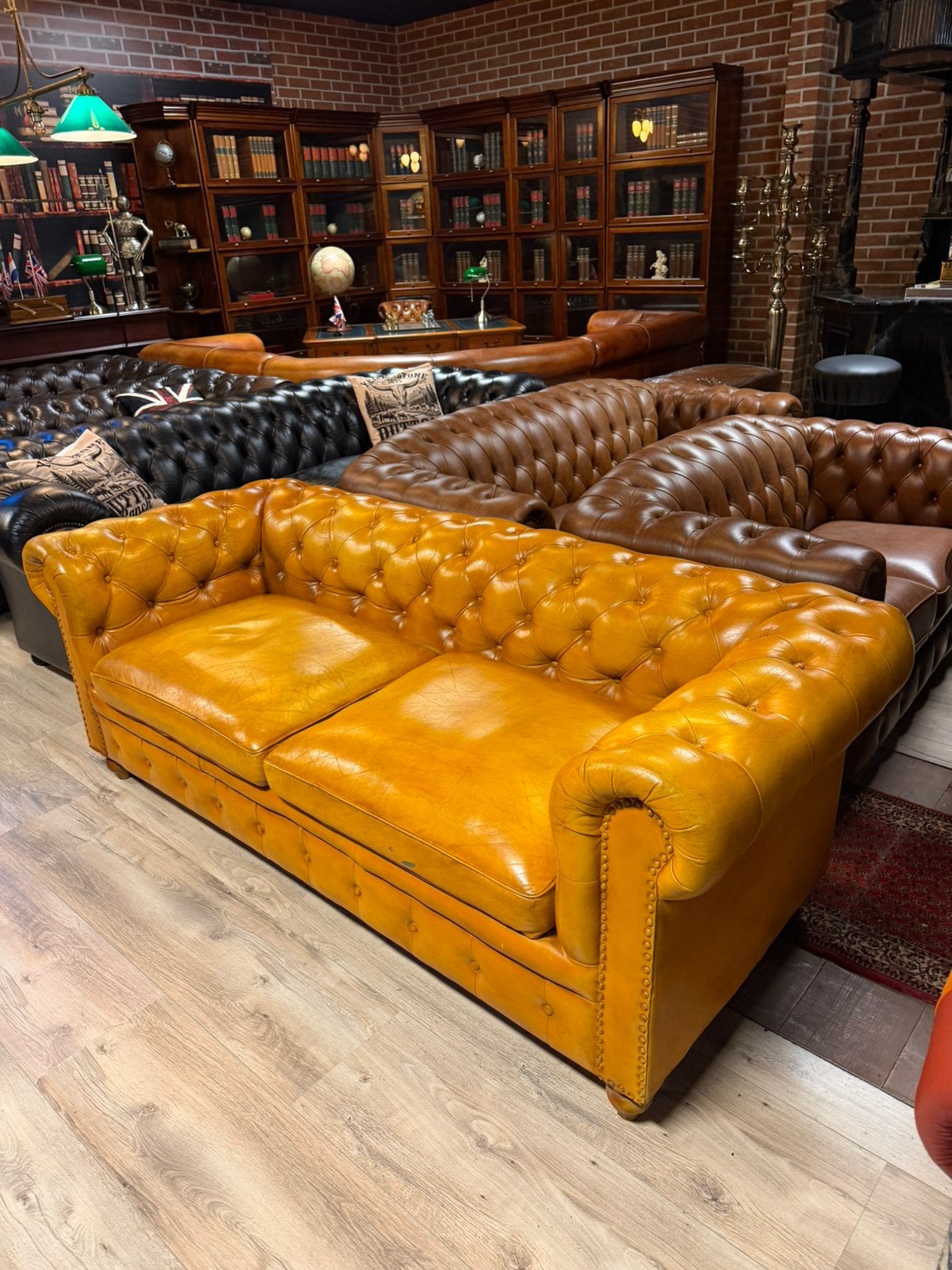 Vintage Chesterfield 2-zitsbank – okergeel / mosterdgeel, Ophalen, Tweepersoons, Zo goed als nieuw, Info@chesterfield.nl