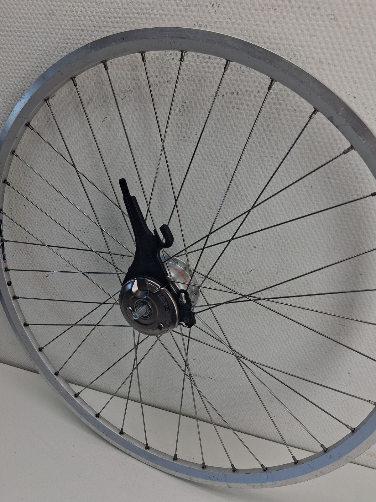 Voorwiel 28" zilver naafdynamo, Wiel, Elektrische fiets, Ophalen of Verzenden, Zo goed als nieuw
