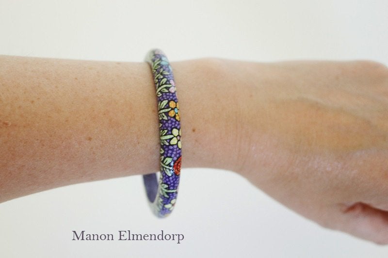 Unieke Handbeschilderde Armband "Sweet Little Flowers" Nieuw, Antiek en Kunst, Meerkleurig, Hout, Ophalen of Verzenden, Overige typen