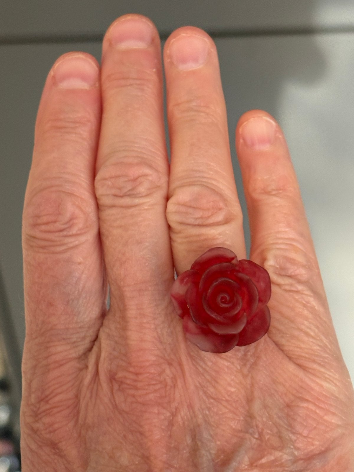Verstelbare RVS ring met rode acryl roos, goudkleurig, Sieraden, Tassen en Uiterlijk, Ringen, IJzer of Staal, Nieuw, Cariadgems@hotmail.com