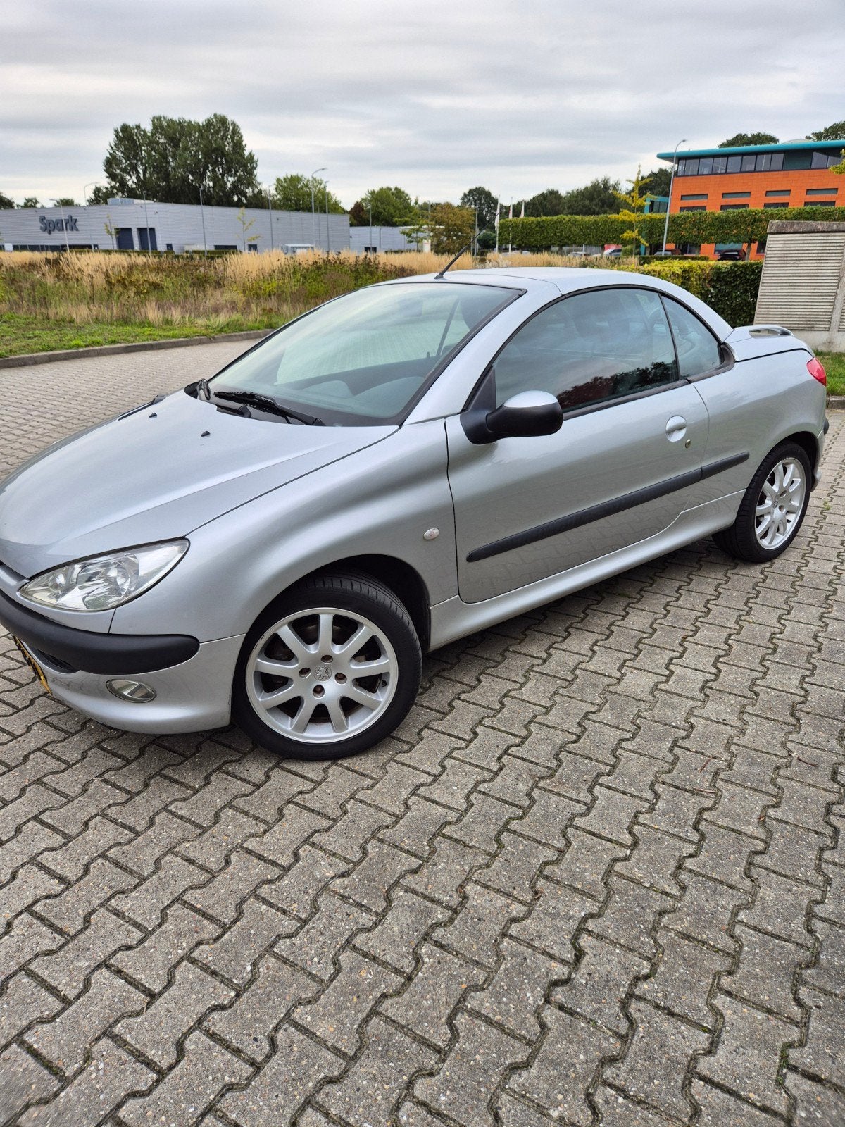 Peugeot 206cc 1.6 cabriolet 2002 Grijs, Auto's, Voorwielaandrijving, 4 cilinders, Cabriolet, 4 stoelen