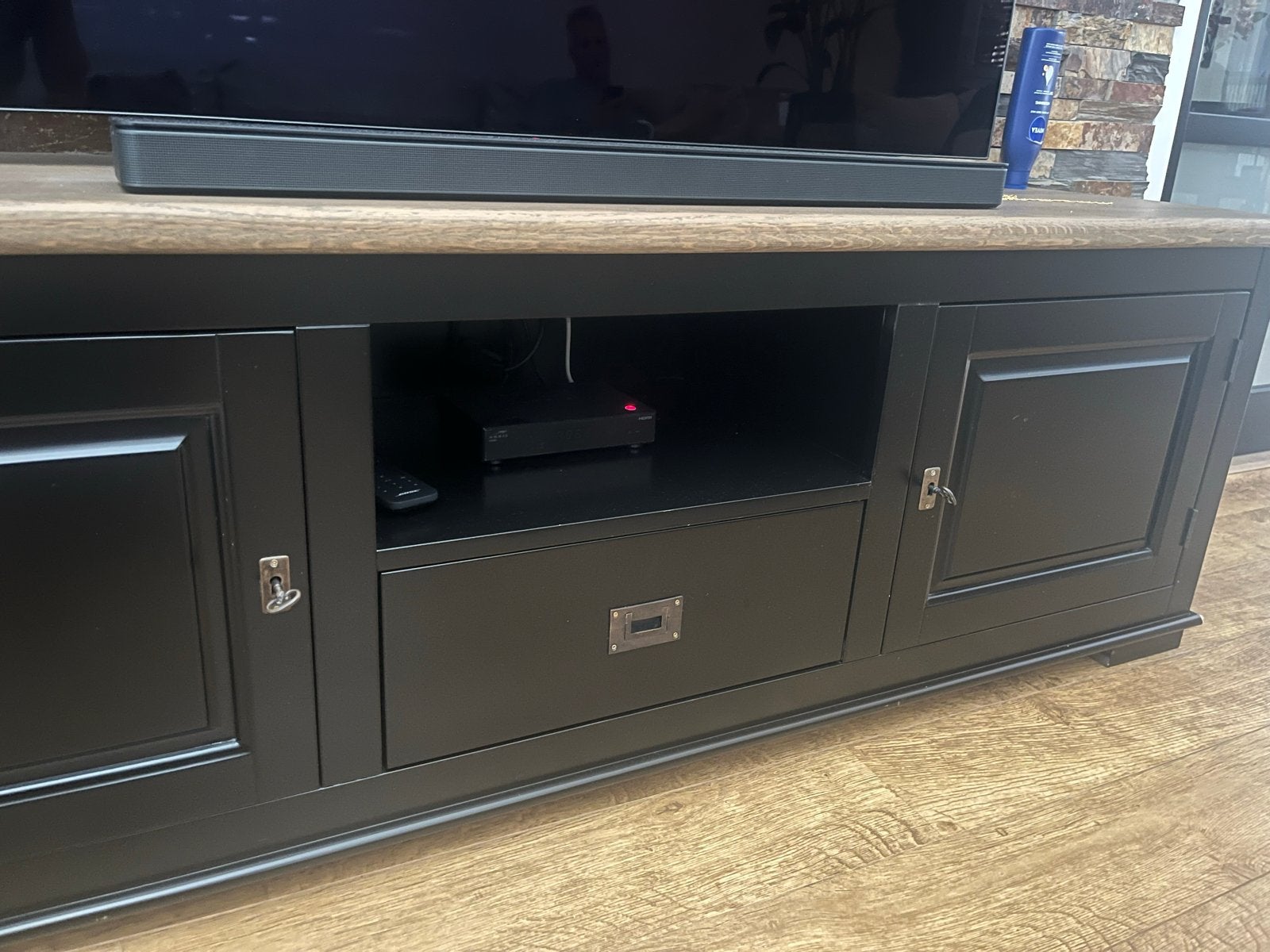 Zwart TV-meubel met houten blad en opbergruimte, Ophalen, Gebruikt, 150 tot 200 cm, 25 tot 50 cm