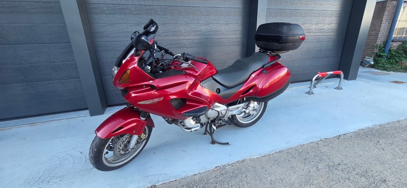 Honda Deauville NT650V in uitstekende staat met vele extra's, 2 cilinders, LED Verlichting, Motorrijbewijs A, Gebruikt