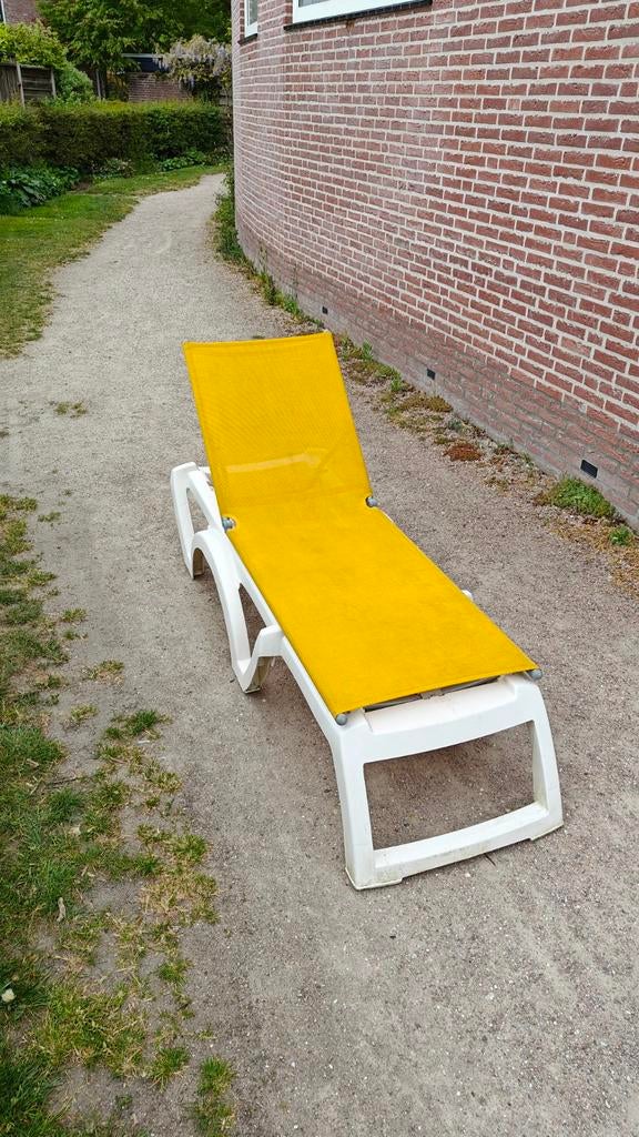 Verstelbare ligstoel met geel textileen doek, Tuin en Terras, Ophalen, Gebruikt, Kunststof, Verstelbaar