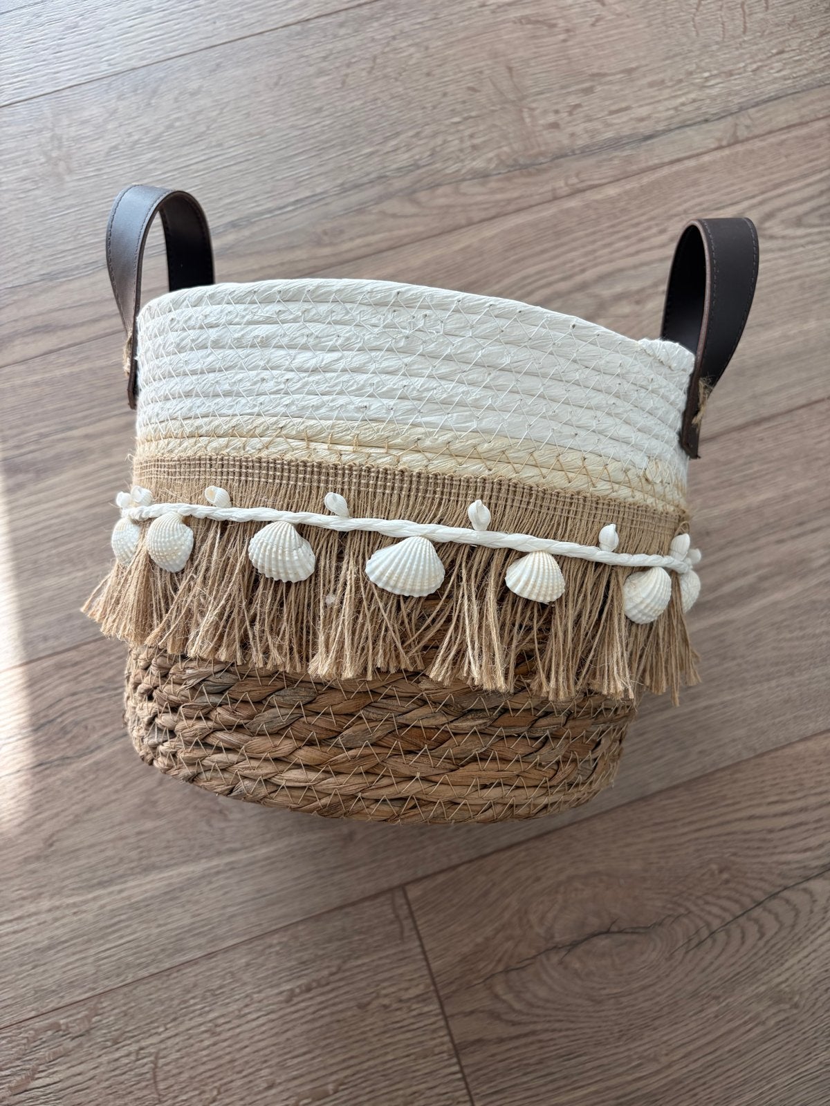 Decoratieve mand met schelpen en leren handvaten, Huis en Inrichting, Met handvatten, Mand, Rond, Ophalen of Verzenden