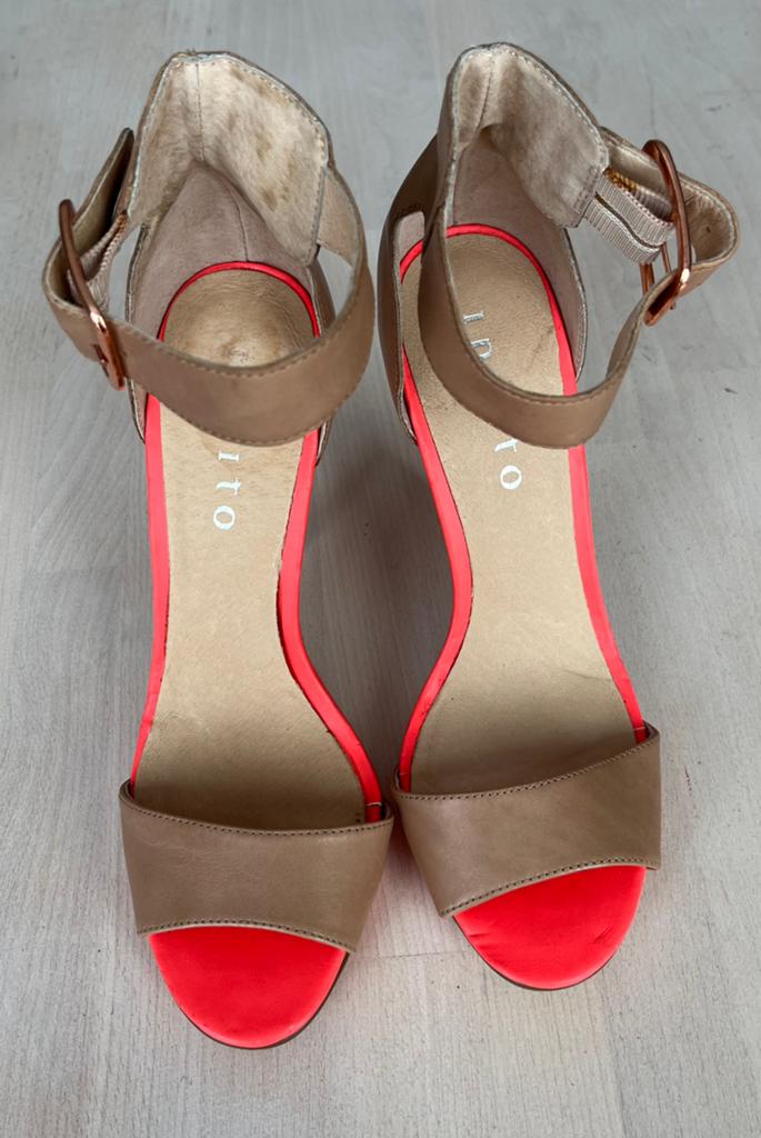 Invito neonroze hoge hakken schoenen maat 39, Kleding | Dames, Schoenen, Ophalen of Verzenden, Zo goed als nieuw, Schoenen met hoge hakken