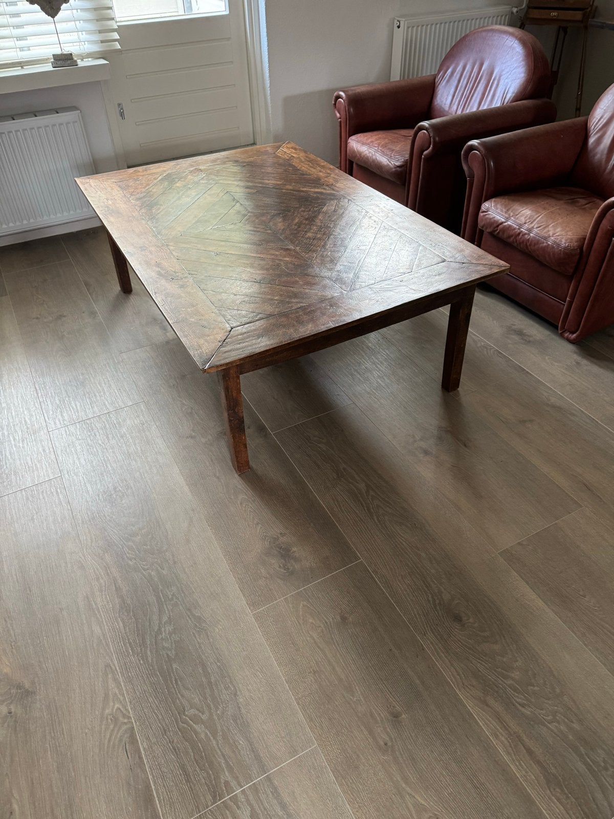 Robuuste houten salontafel met visgraatmotief, Huis en Inrichting, Tafels | Salontafels, Ophalen, Gebruikt, 100 tot 150 cm, 50 tot 100 cm