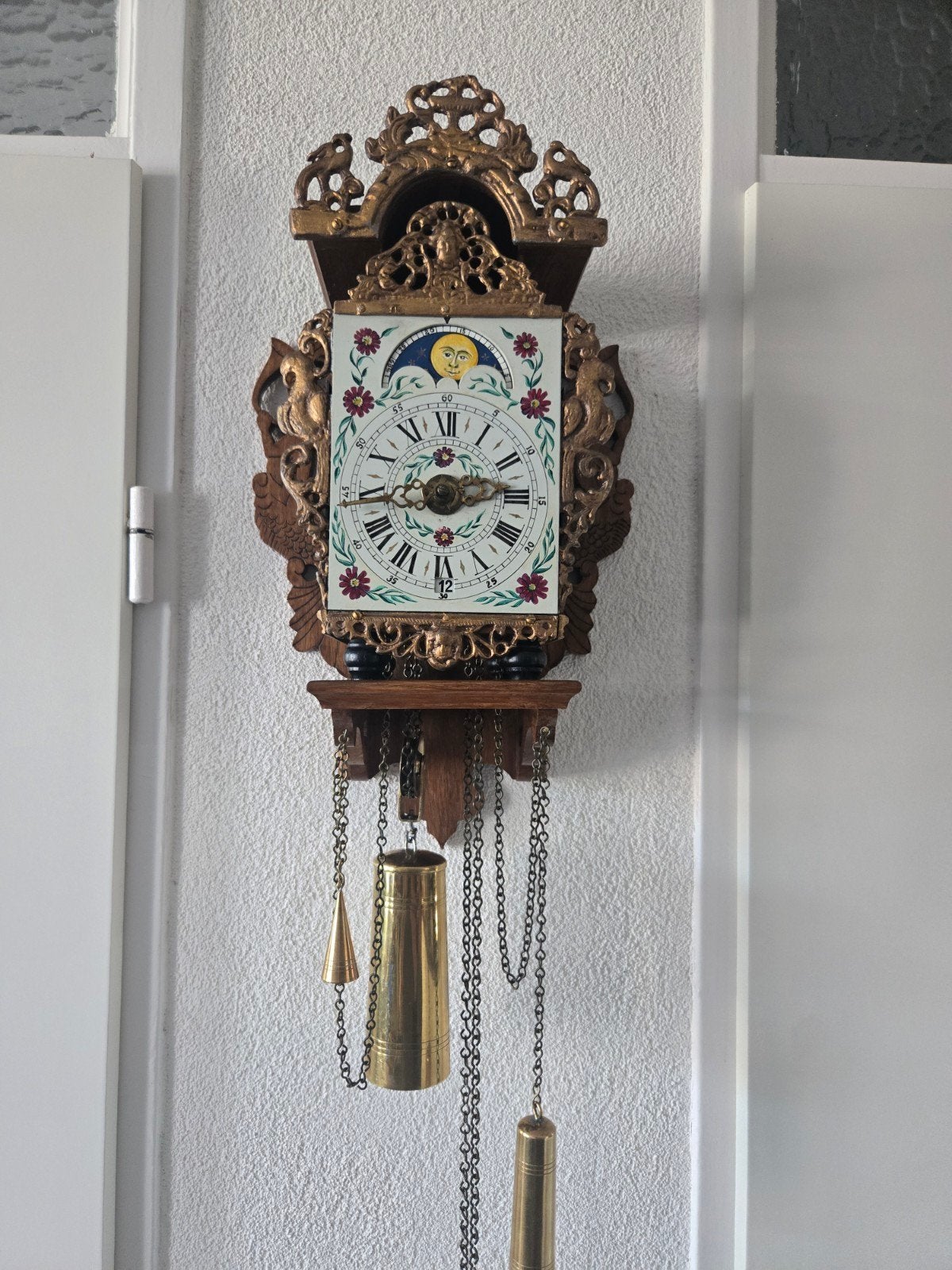 kleine Friese Stoelklok met Maanstand en Bloemmotief, Antiek en Kunst, Ophalen