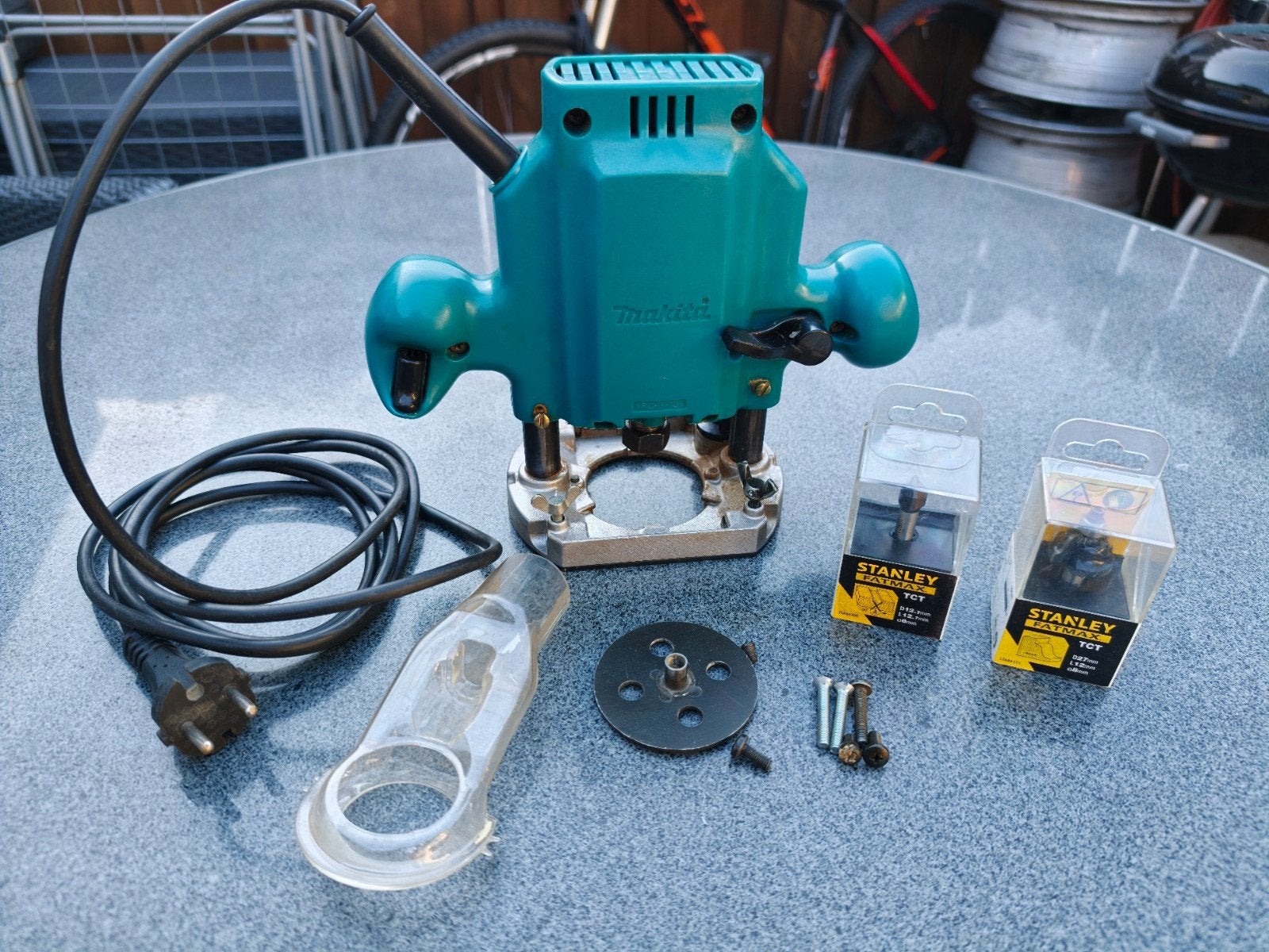 MOET NU WEG !!! Makita Bovenfrees met Stanley Freesjes - Geb, Gebruikt, Ophalen of Verzenden, Elektrisch, Makita