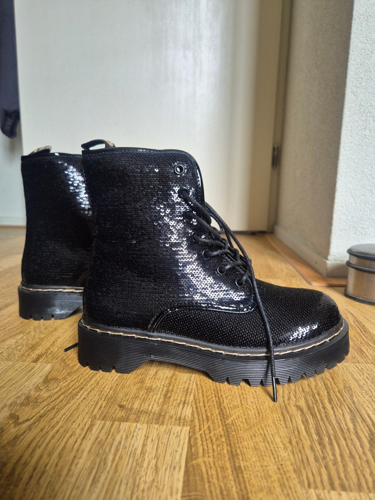 Nieuwe glitter boots maat 36 met warme binnenkant, Ophalen of Verzenden, Nieuw, Zwart, Lage of Enkellaarzen