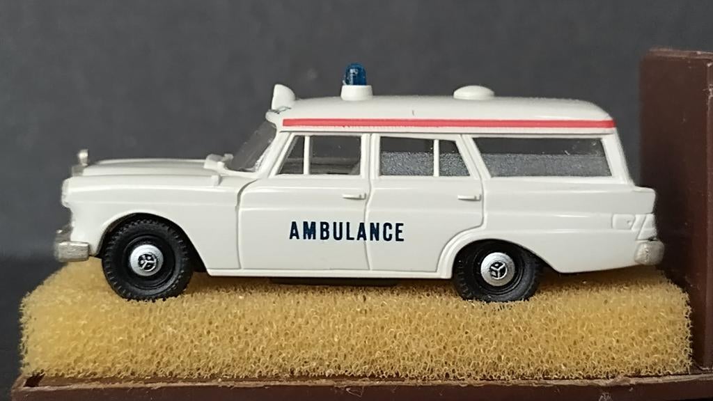 Mercedes Benz 190 Ambulance 1:87 Brekina Pol, Hobby en Vrije tijd, Modelauto's | 1:87, Auto, ., Nieuw, Ophalen of Verzenden