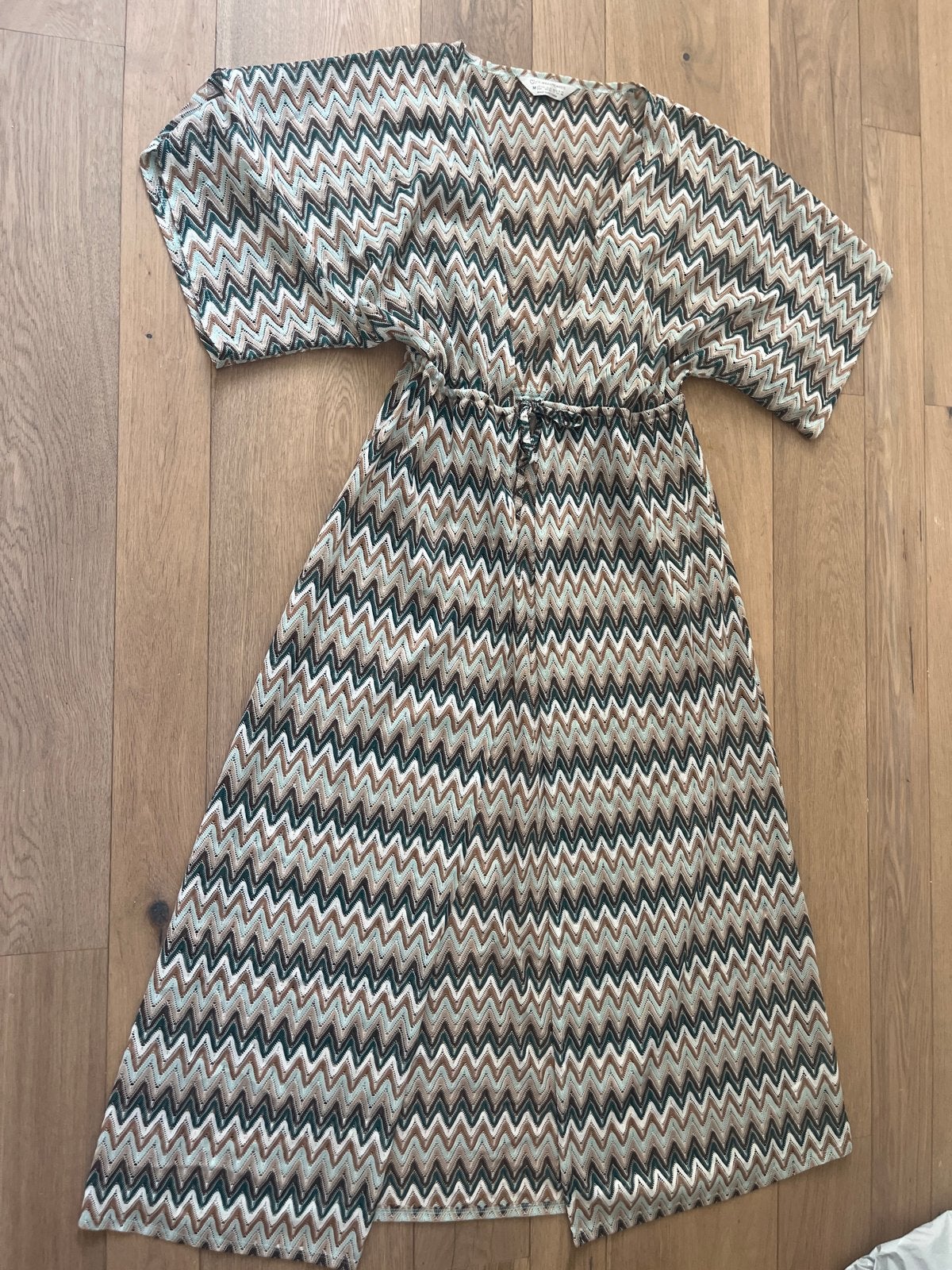 Primark zomerjurk met zigzagprint, Kleding | Dames, Jurken, Zo goed als nieuw, Maat 38/40 (M), Meerkleurig, Onder de knie, Ophalen of Verzenden