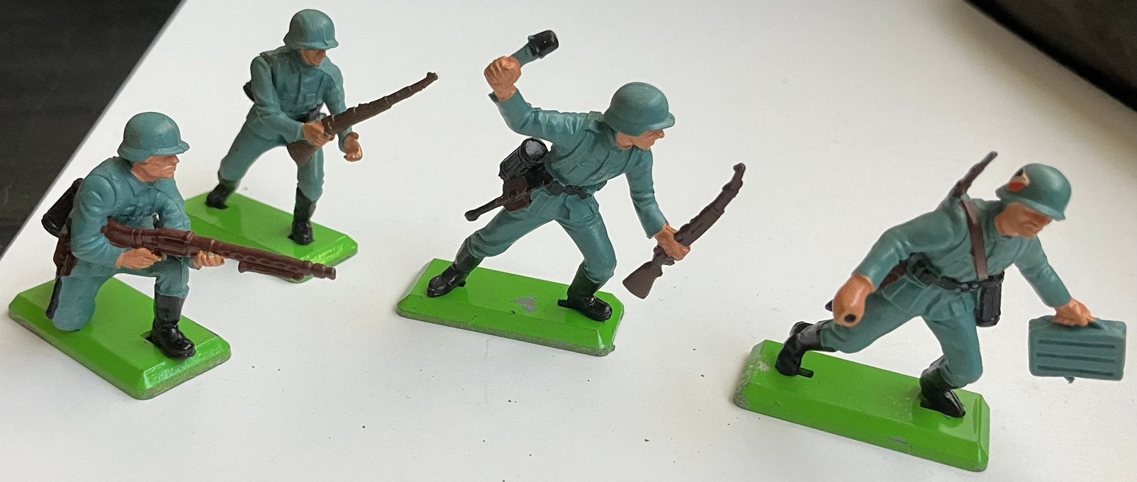4 Britains figuren van Duitse soldaten W.O. 2, Ophalen of Verzenden, Zo goed als nieuw, Groter dan 1:35, Figuur of Figuren