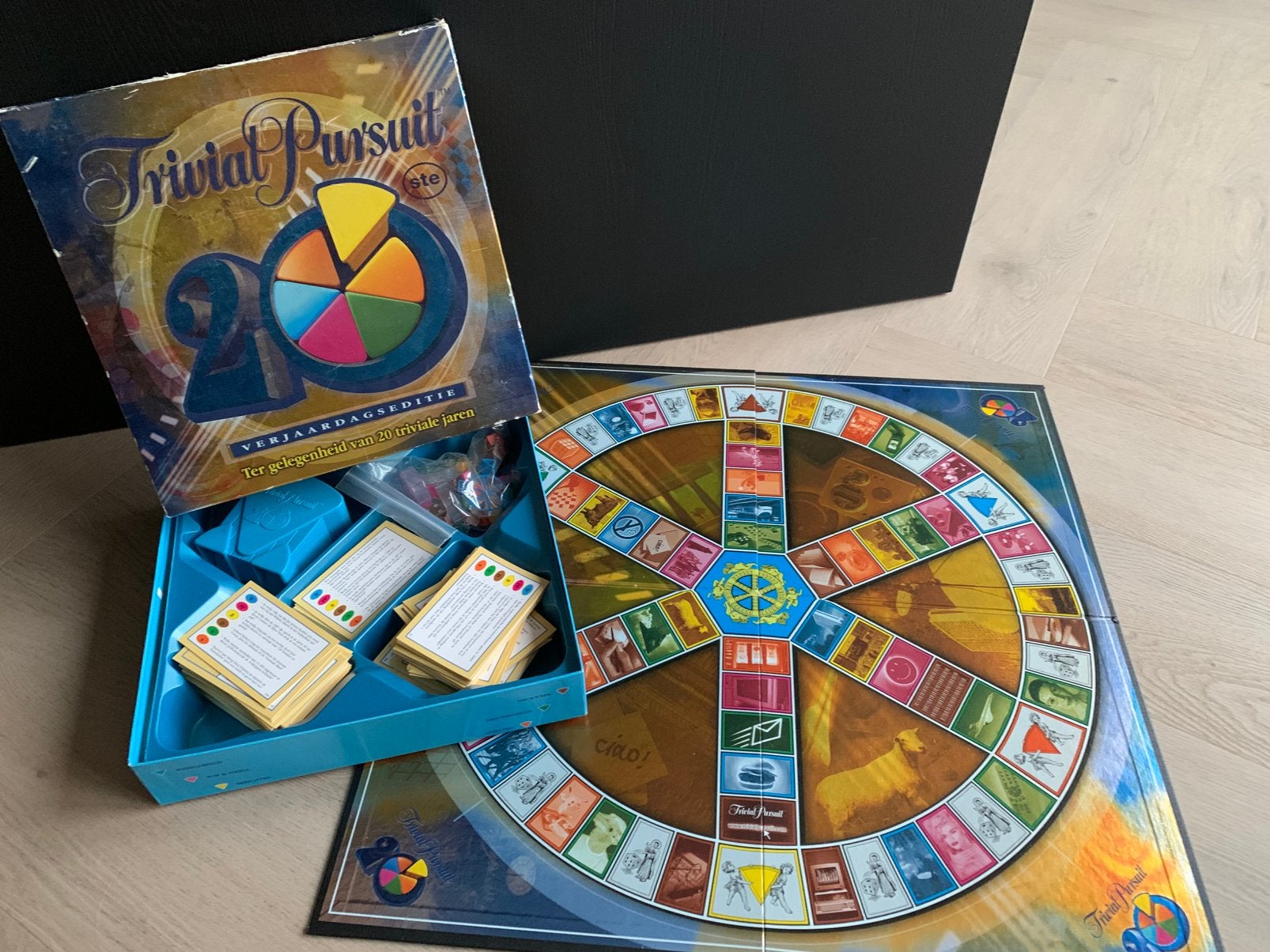 Trivial Pursuit 20ste verjaardagseditie 2004, Hobby en Vrije tijd, Gezelschapsspellen | Bordspellen, Ophalen of Verzenden, Zo goed als nieuw