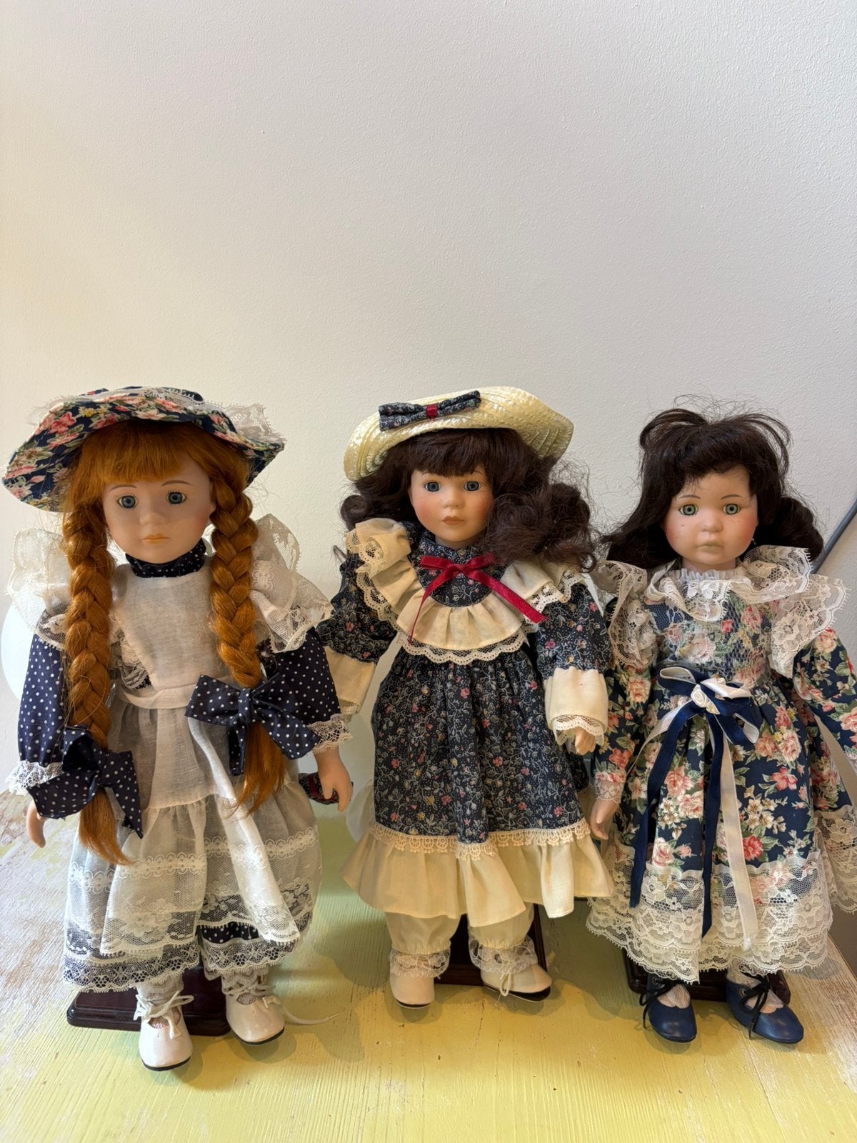 Drie prachtige porseleinen poppen met originele kledij, Ophalen