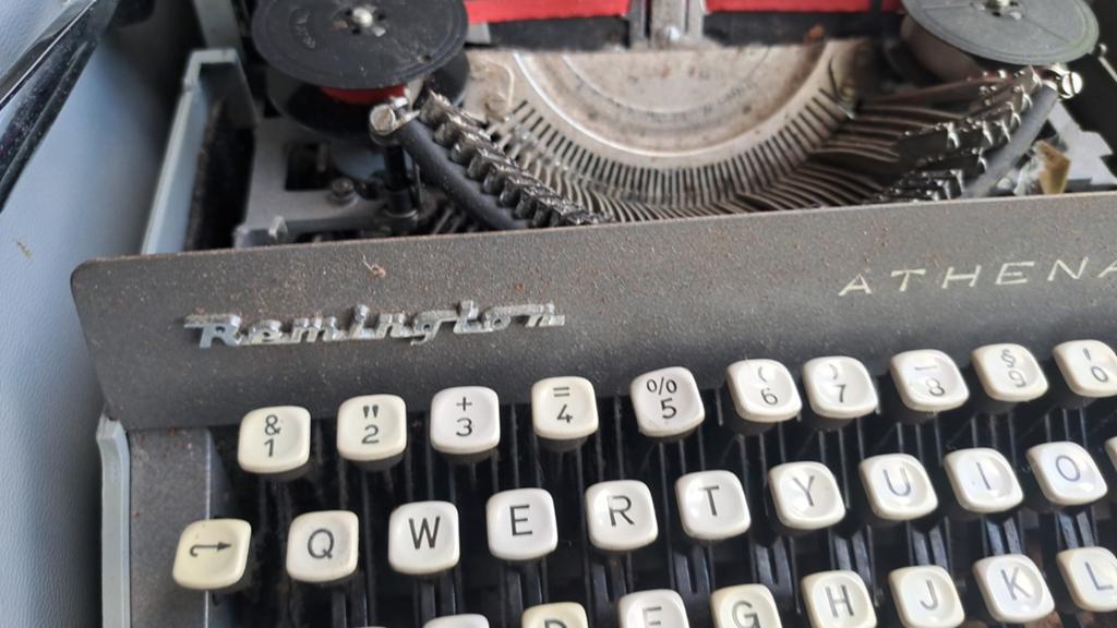 Typemachine zo uit de schuur, Verzamelen, Vingerhoedjes, Ophalen of Verzenden