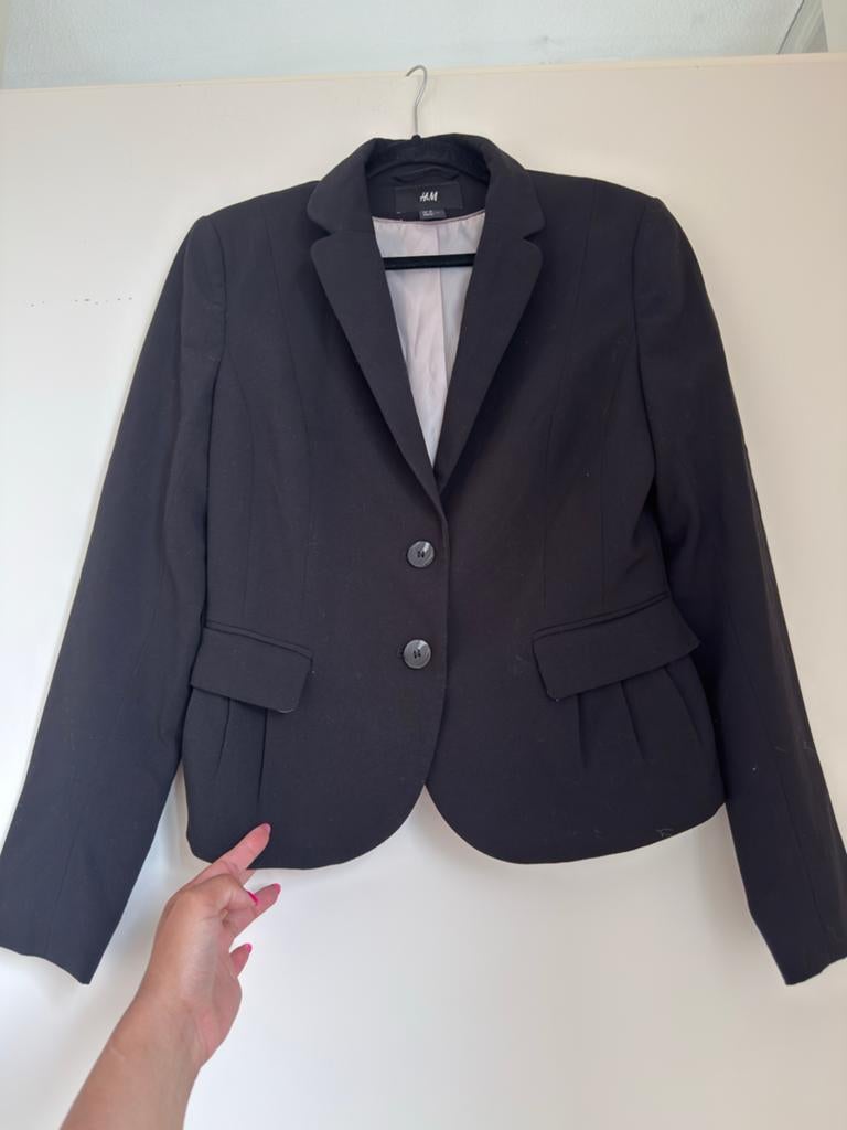 Zwarte blazer van H&M - Tijdloos en veelzijdig, Kleding | Dames, Jasjes, Kostuums en Pakken, Maat 38/40 (M), Zwart, Ophalen of Verzenden