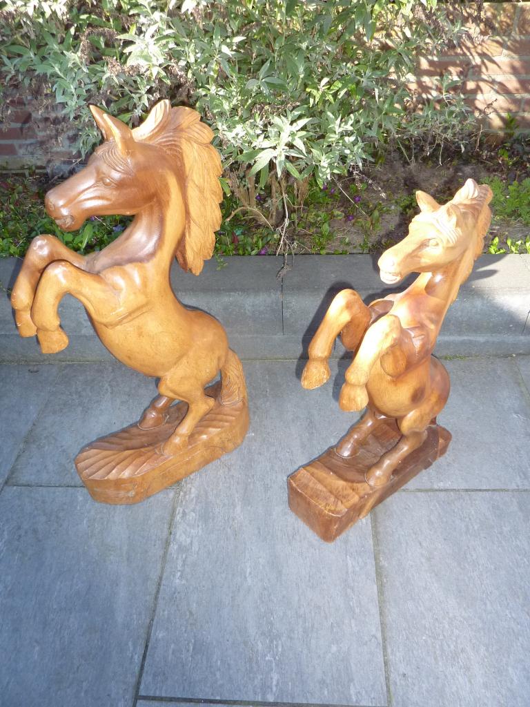 2 Steigerende paarden. Houtsnijwerk., Antiek en Kunst, Kunst | Beelden en Houtsnijwerken, Ophalen, Houtsnijwerk, 50 - 100 cm, Hout