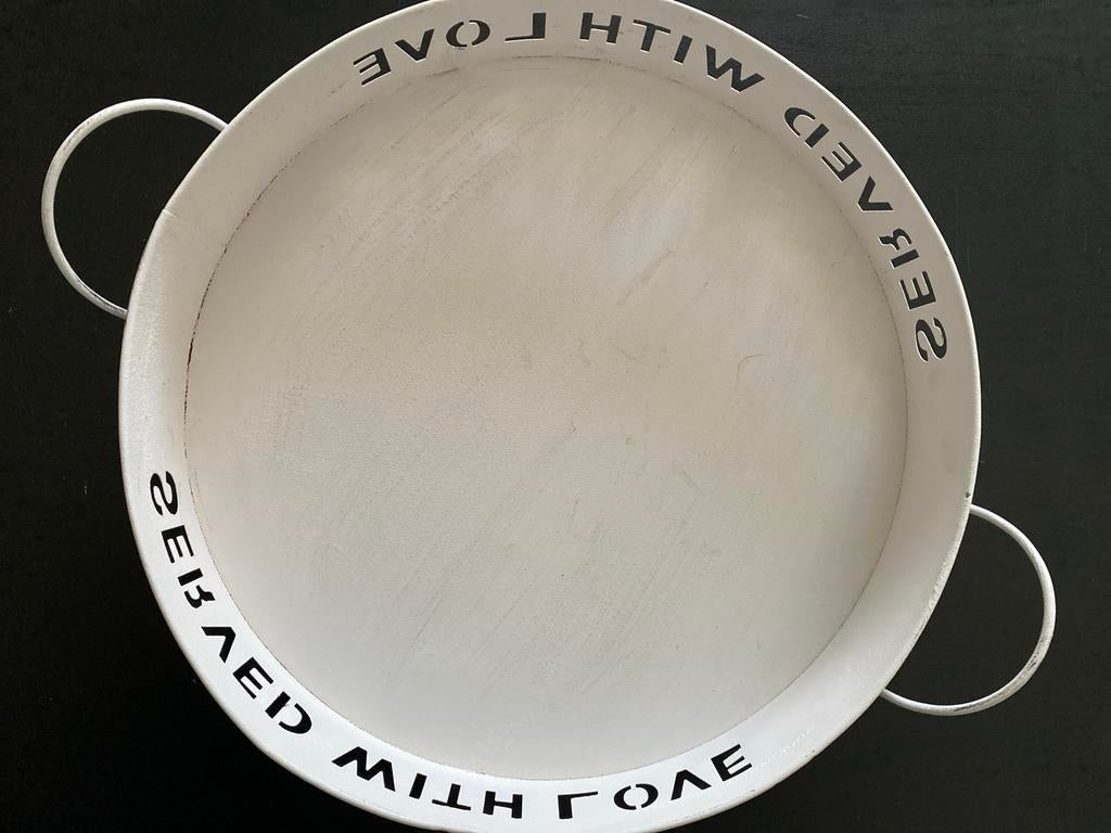 Rond metalen dienblad wit met 'served with love' opdruk, Ophalen of Verzenden, Gebruikt, Rond, Metaal