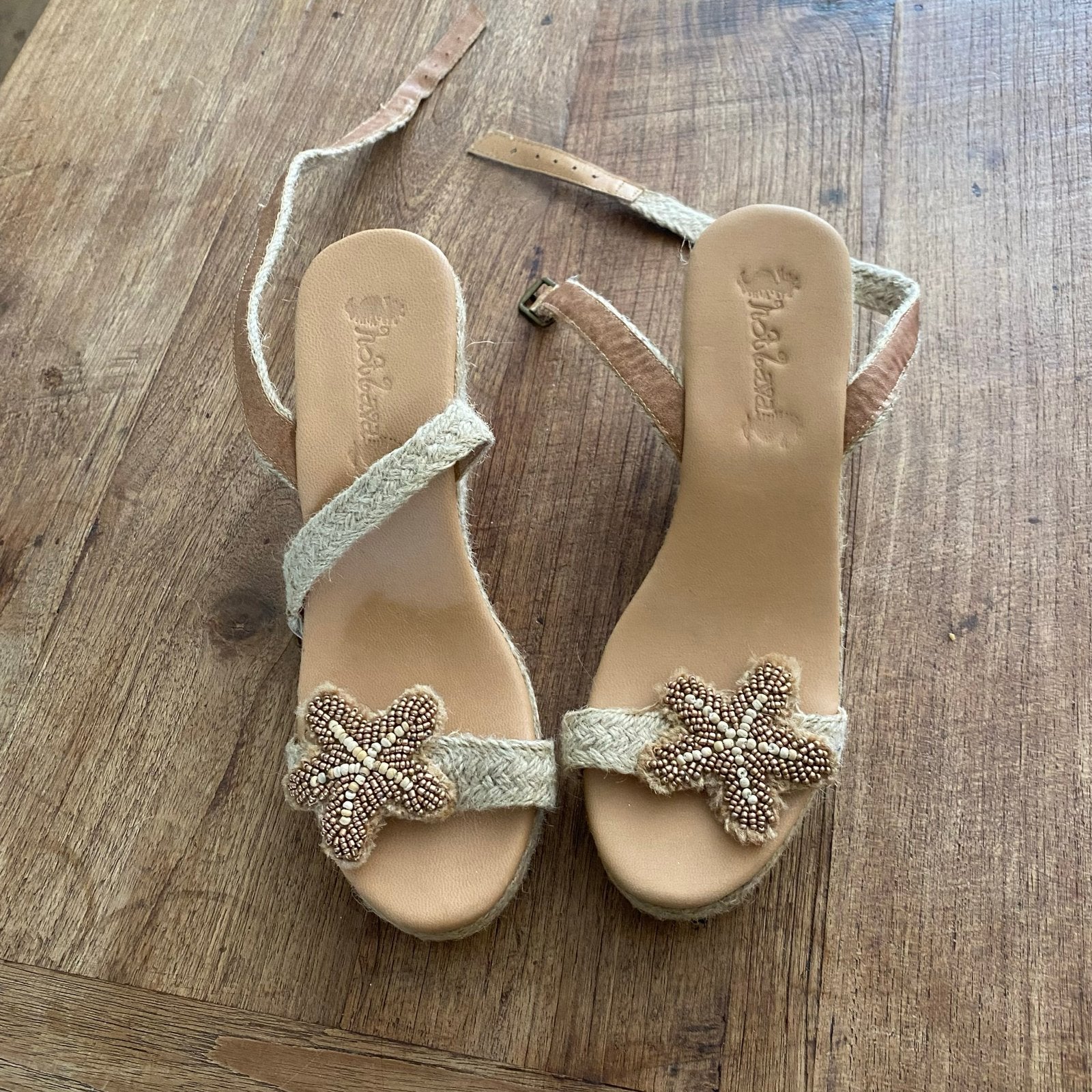 Hot Lava sandalen maat 39 - Nieuw, ongedragen, Kleding | Dames, Beige, Nieuw, Sandalen of Muiltjes, Ophalen of Verzenden