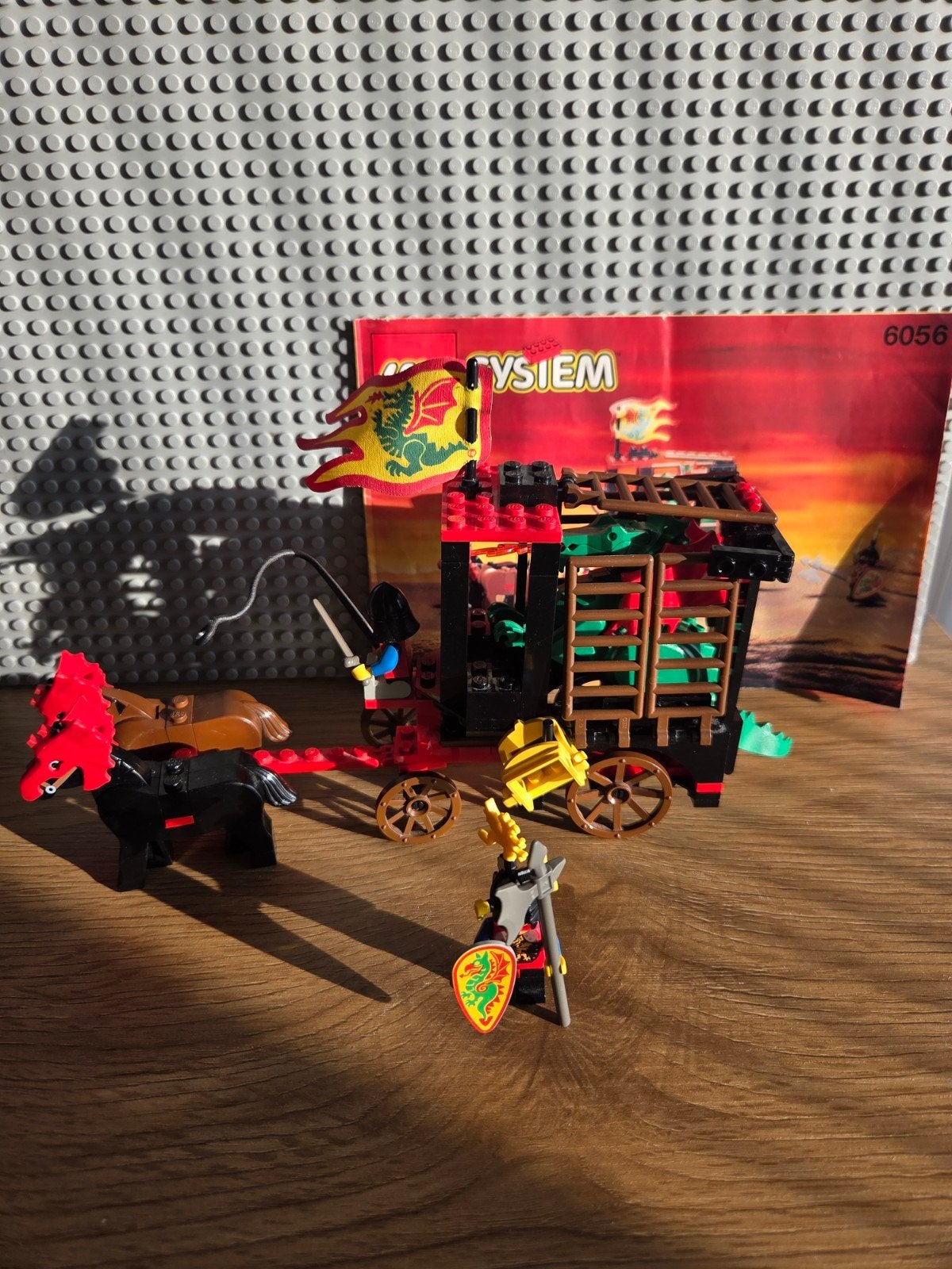 Lego Castle 6056 Dragon Wagon - Compleet met boekje, Gebruikt, Lego, Ophalen of Verzenden, Inclusief instructies