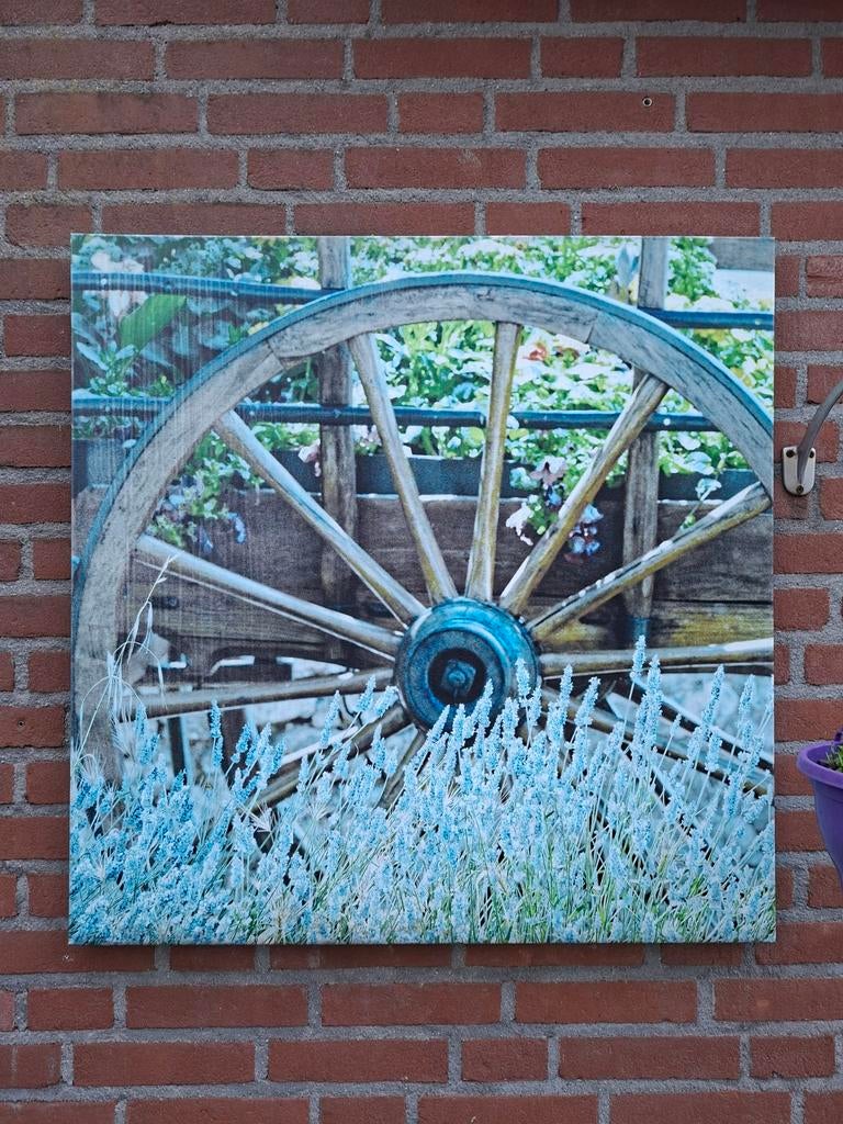 Schilderij met karrenwiel en lavendel, Ophalen of Verzenden, Schilderij, Minder dan 50 cm