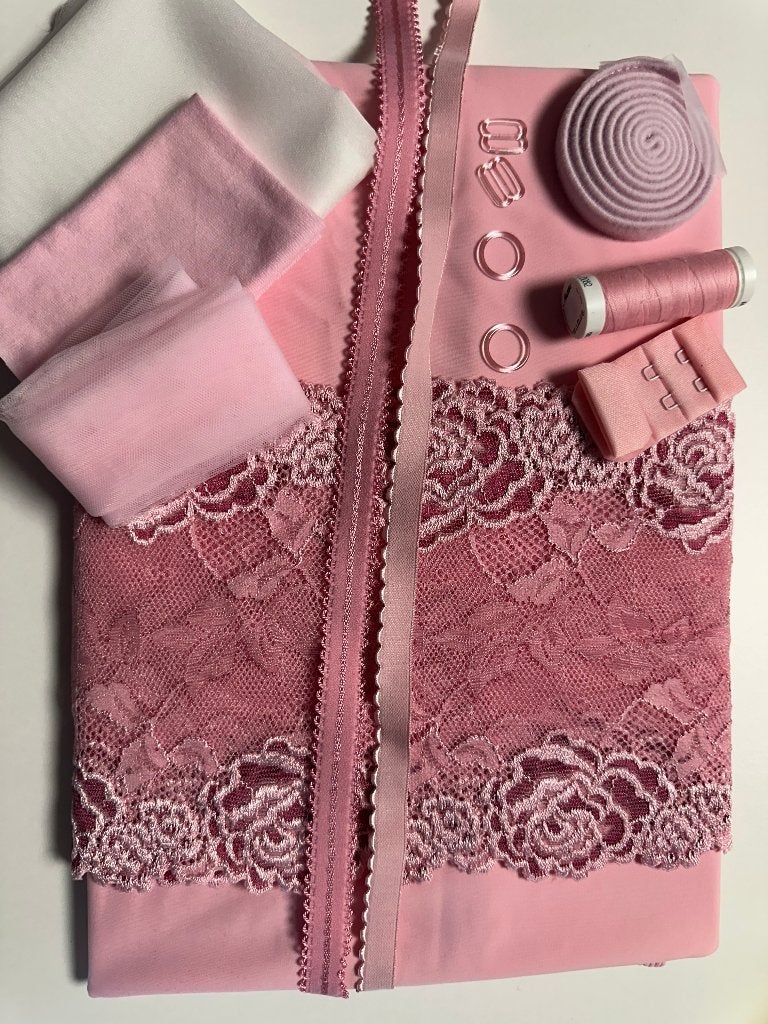 NR.96 DUSTY ROSE LINGERIE COMPL. PAKKET REKBAAR KANT, Ophalen of Verzenden, Nieuw, Kant